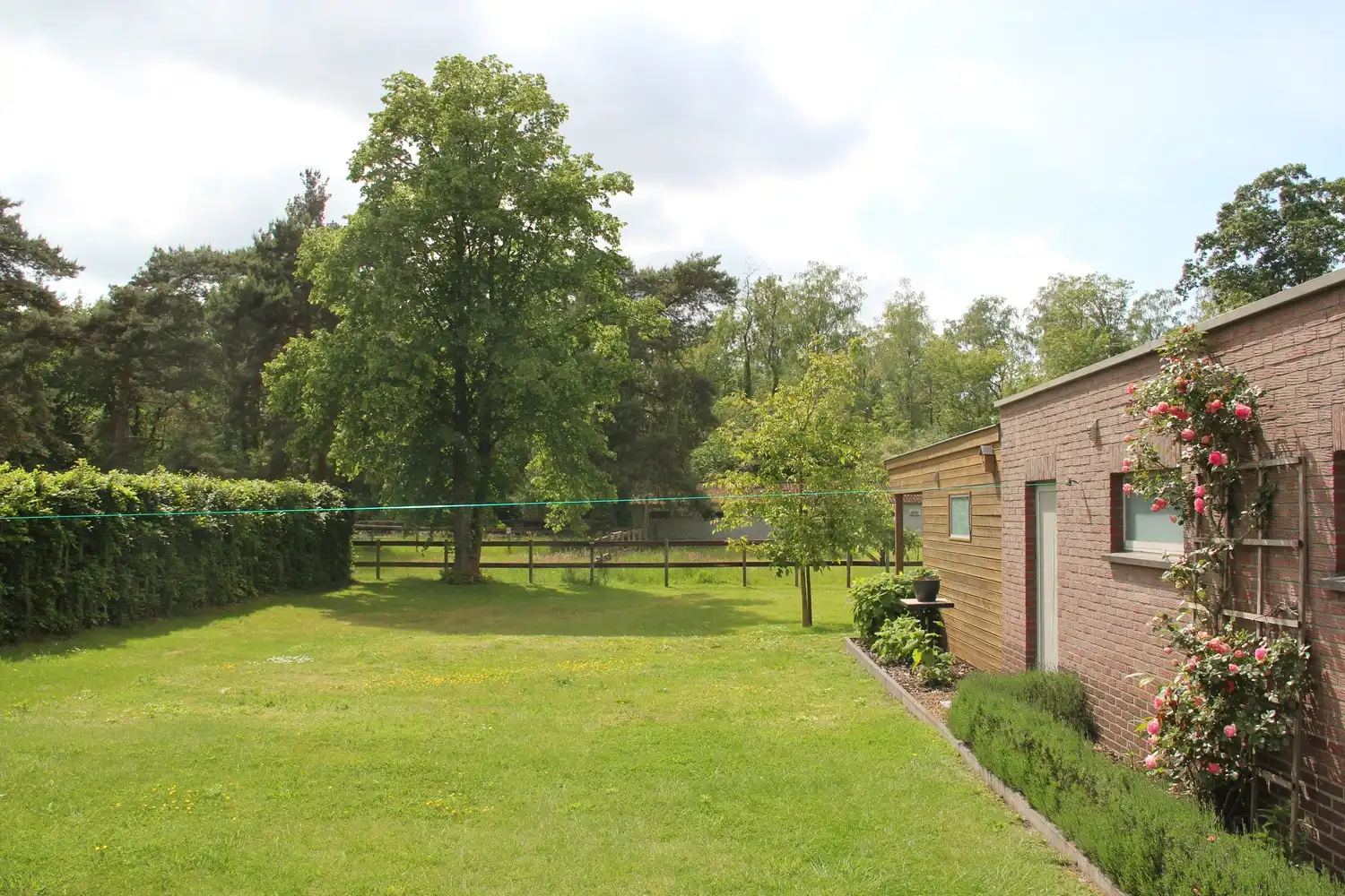 Instapklare gerenoveerde woning op 11a 75ca met prachtige, zuidgerichte tuin aan natuurgebied De Maten in Genk. foto 4