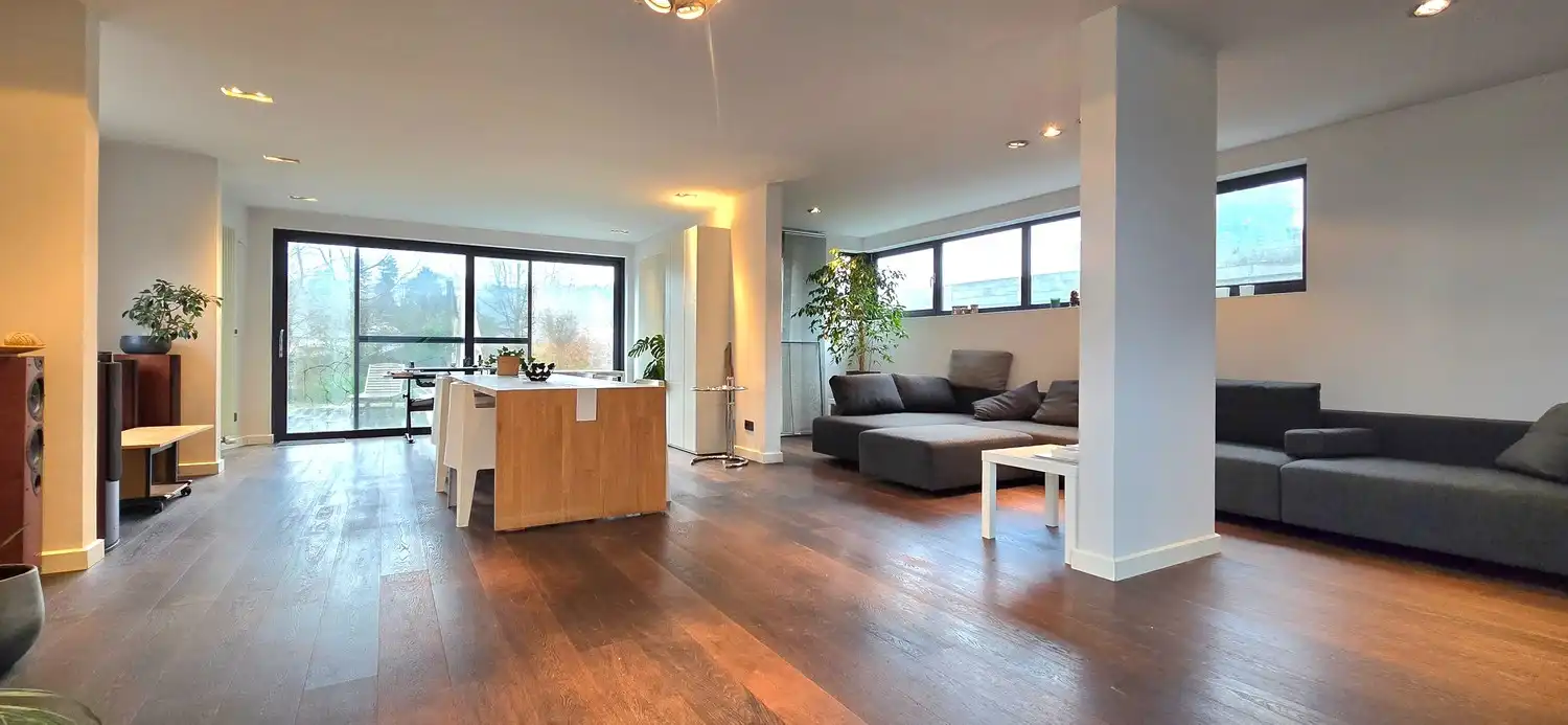 Ruime moderne woning op een perceel van 10a 12ca in een rustige, bosrijke omgeving te koop foto {{pictureIndex}}