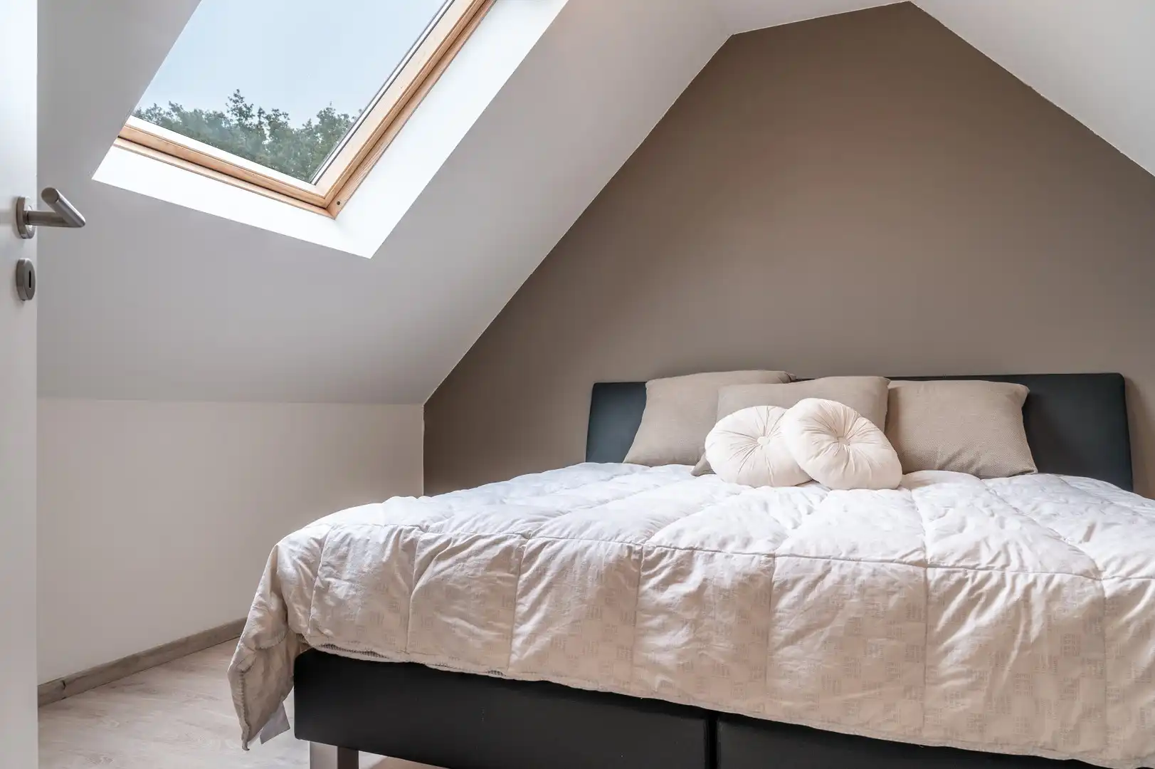 Ruim triplex appartement met berging foto 15