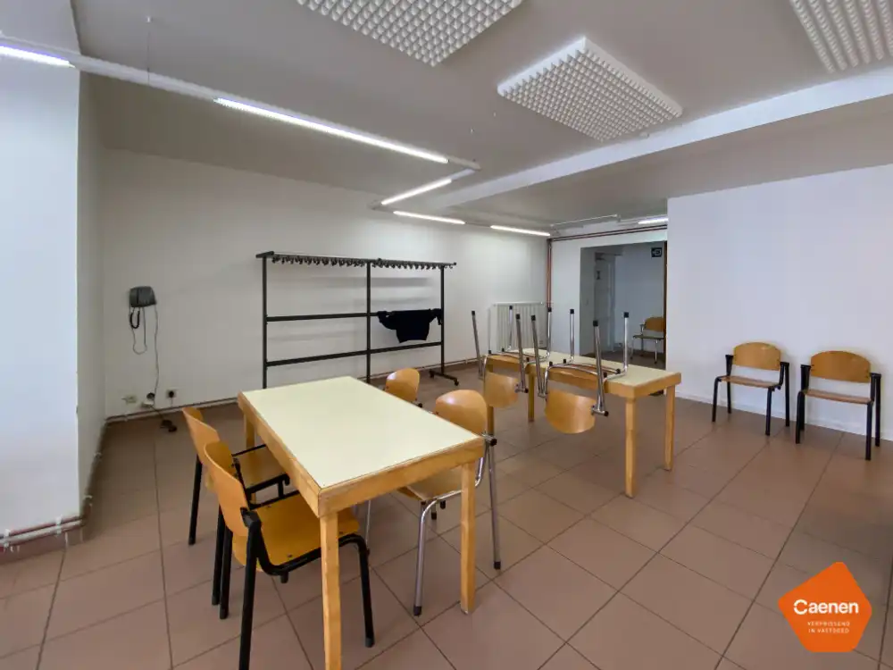 Zeer ruim, lichtrijk handelspand te koop op commerciële locatie! foto 6