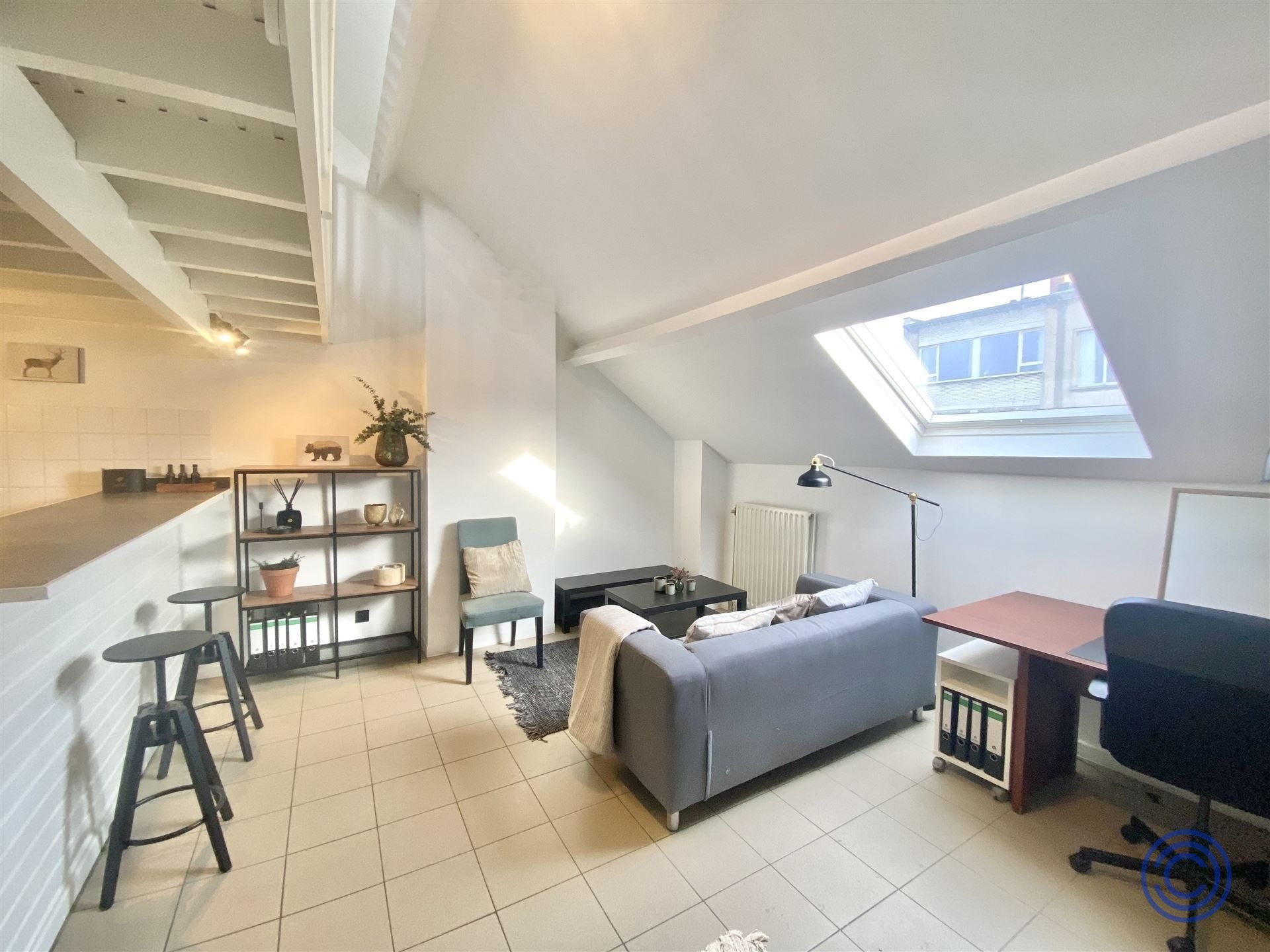 Gemeubelde studio met aparte slaapruimte foto {{pictureIndex}}