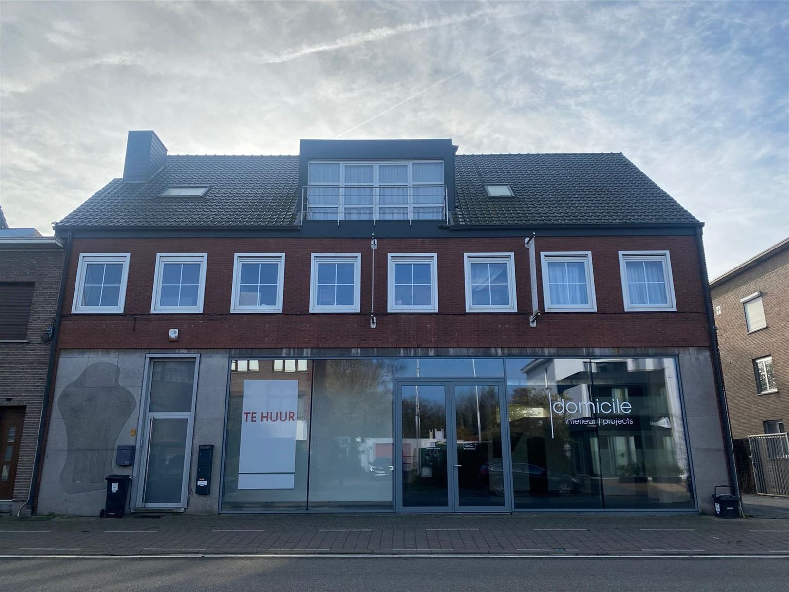 Multifuntioneel commercieel pand met parking  foto {{pictureIndex}}