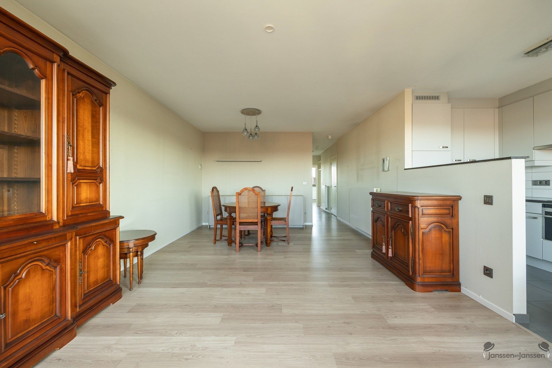 Instapklaar appartement met 2 slpks, terras en autostaanplaats foto 2