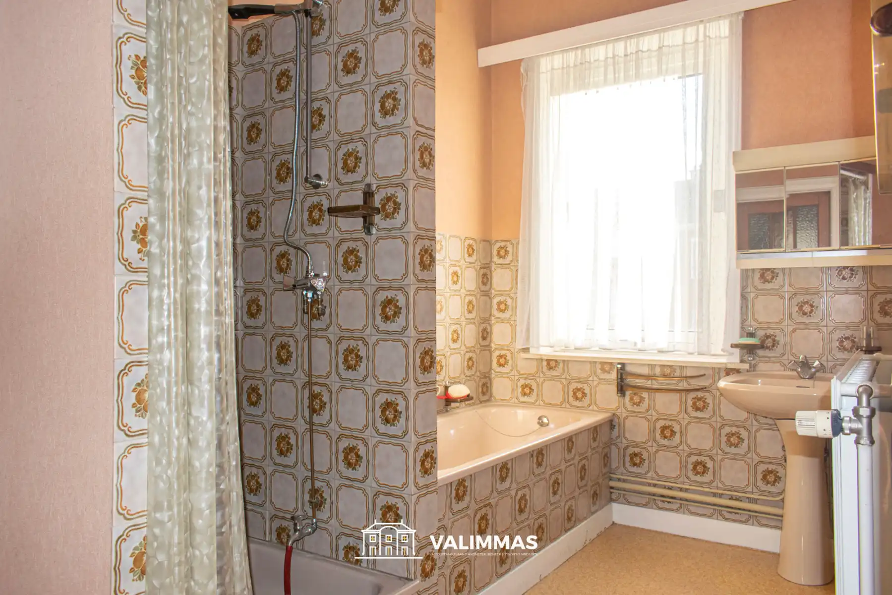 Ruime en verzorgde rijwoning met overdekte koer en garage... foto 12