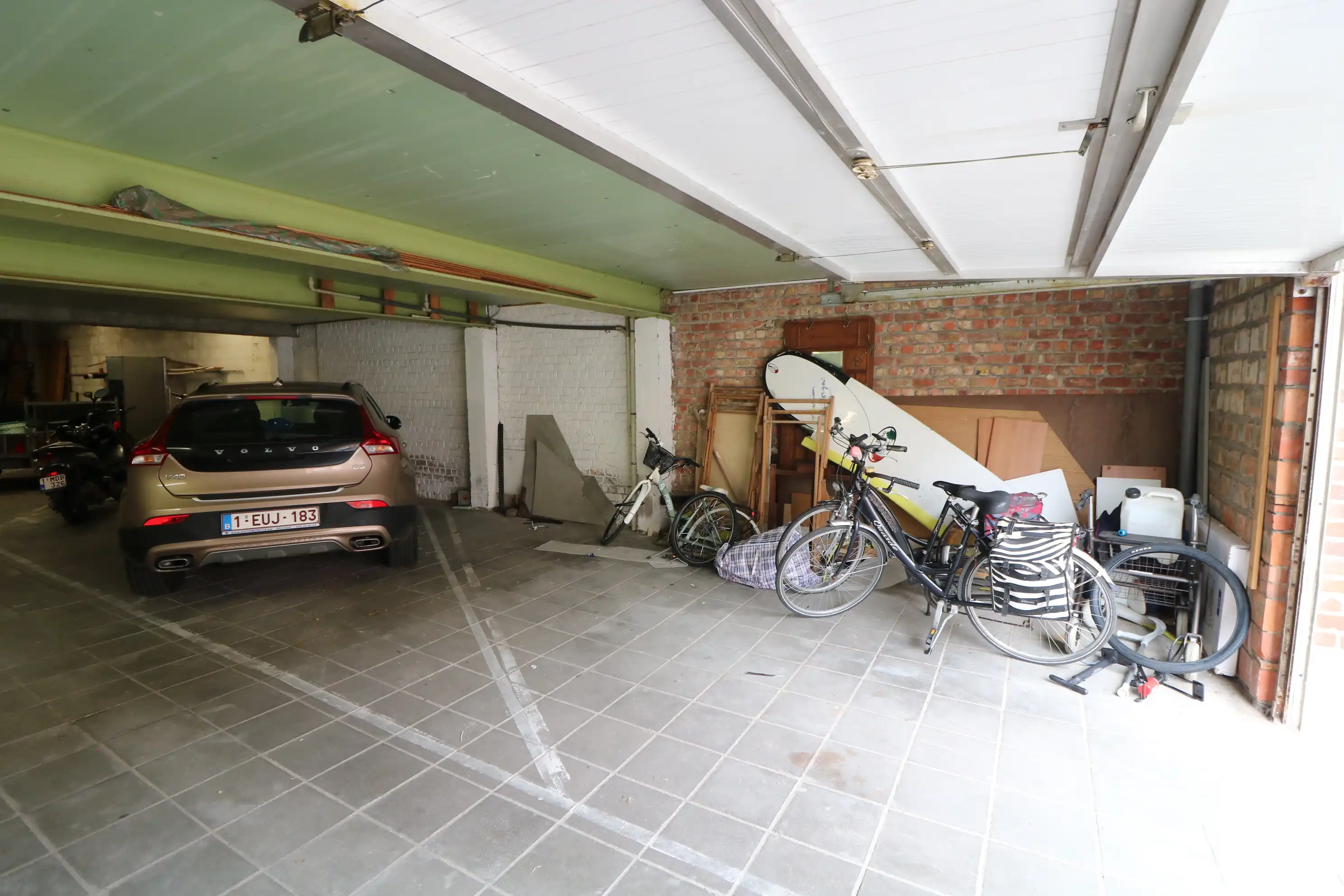  Zeer ruime woning met 5 slaapkamers, garages (8 wagens) en werkplaats. foto 24