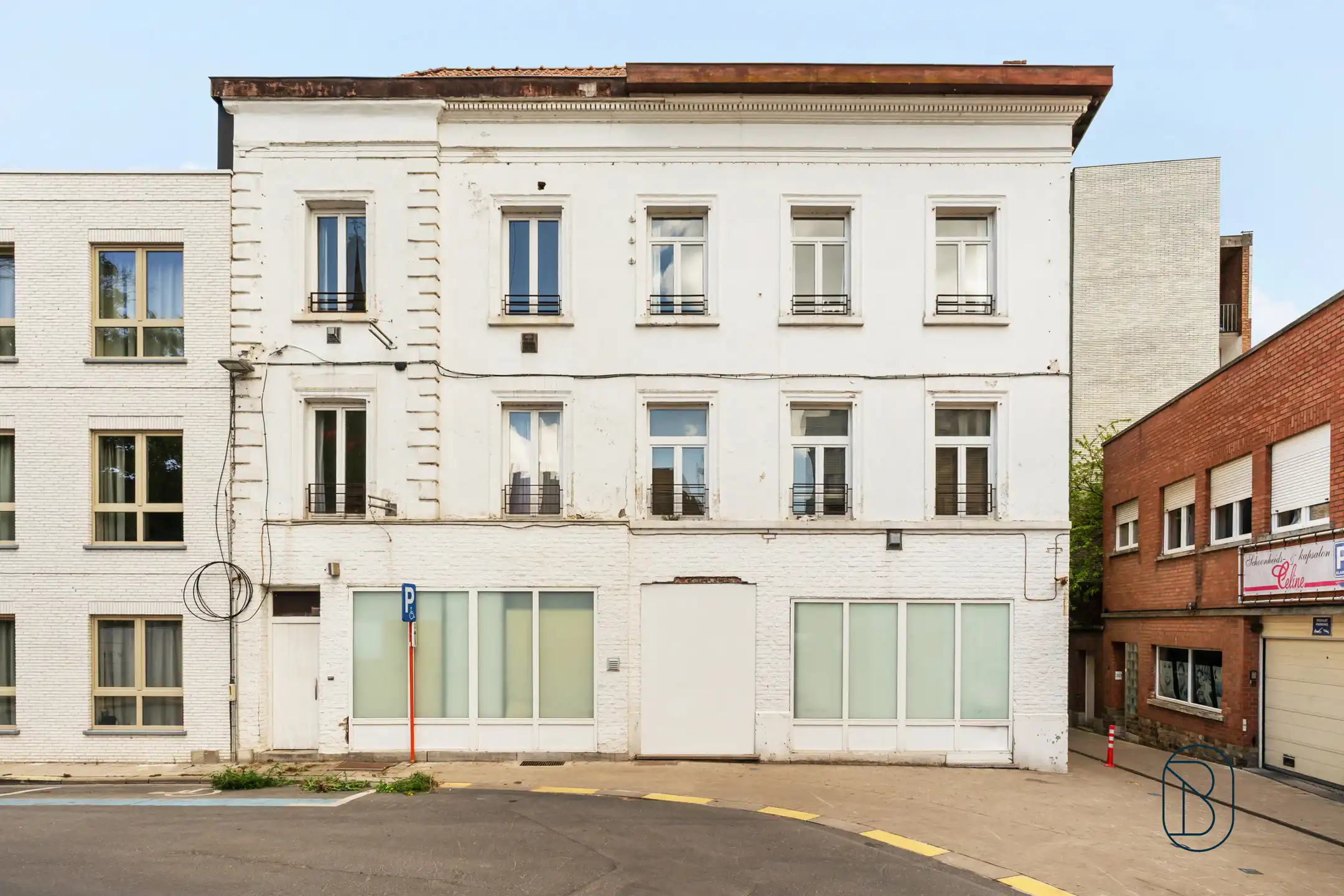 Handelspand + 2 gerenoveerde appartementen hartje Kortrijk foto {{pictureIndex}}
