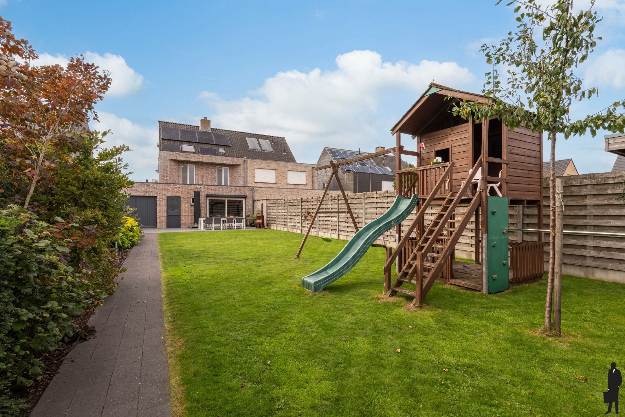 4 slaapkamers, riante kelder, garage en aangelegde tuin foto {{pictureIndex}}