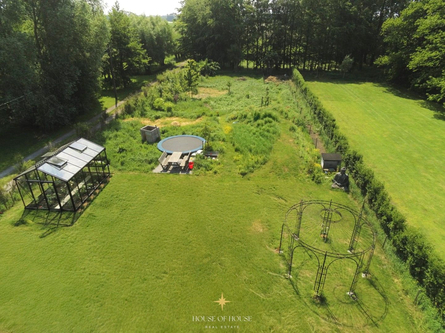 Scandinavisch geïnspireerde passiefbouw villa met natuurlijke tuin en innovatieve topafwerking foto 2