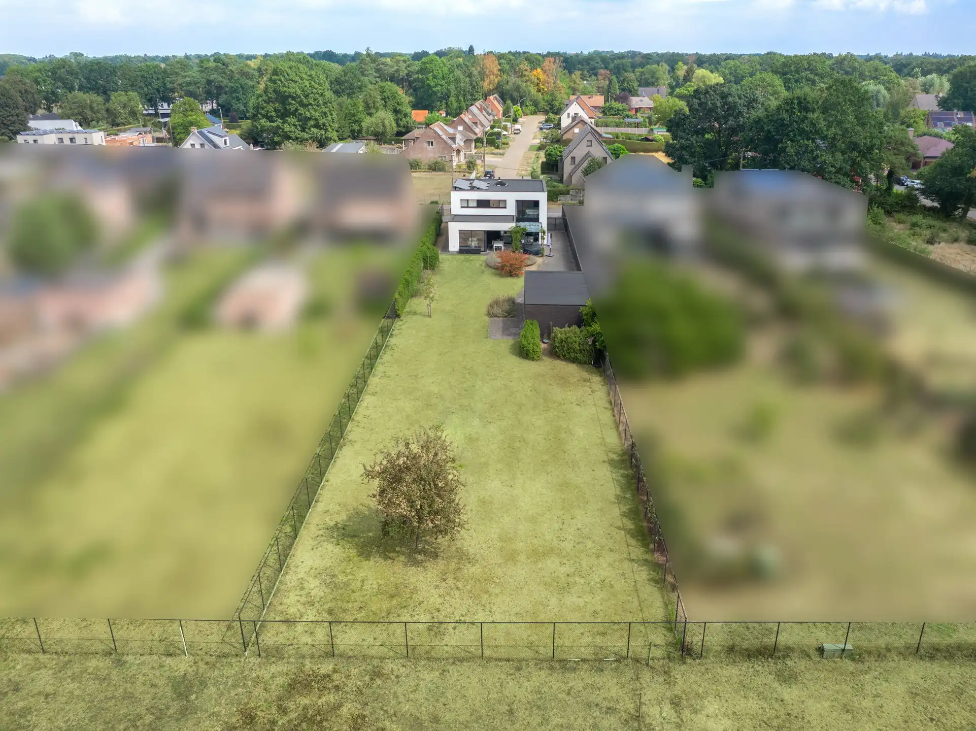 Moderne woning met tuin en bijgebouw in rustige wijk foto 26