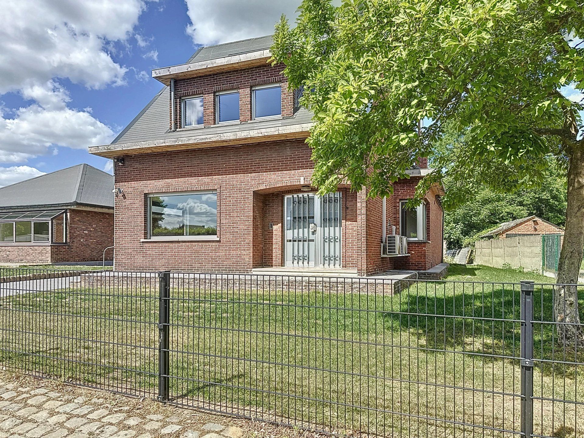 Gerenoveerde woning op groot perceel met 3 slaapkamers, zonnepanelen en thuisbatterij. foto 2