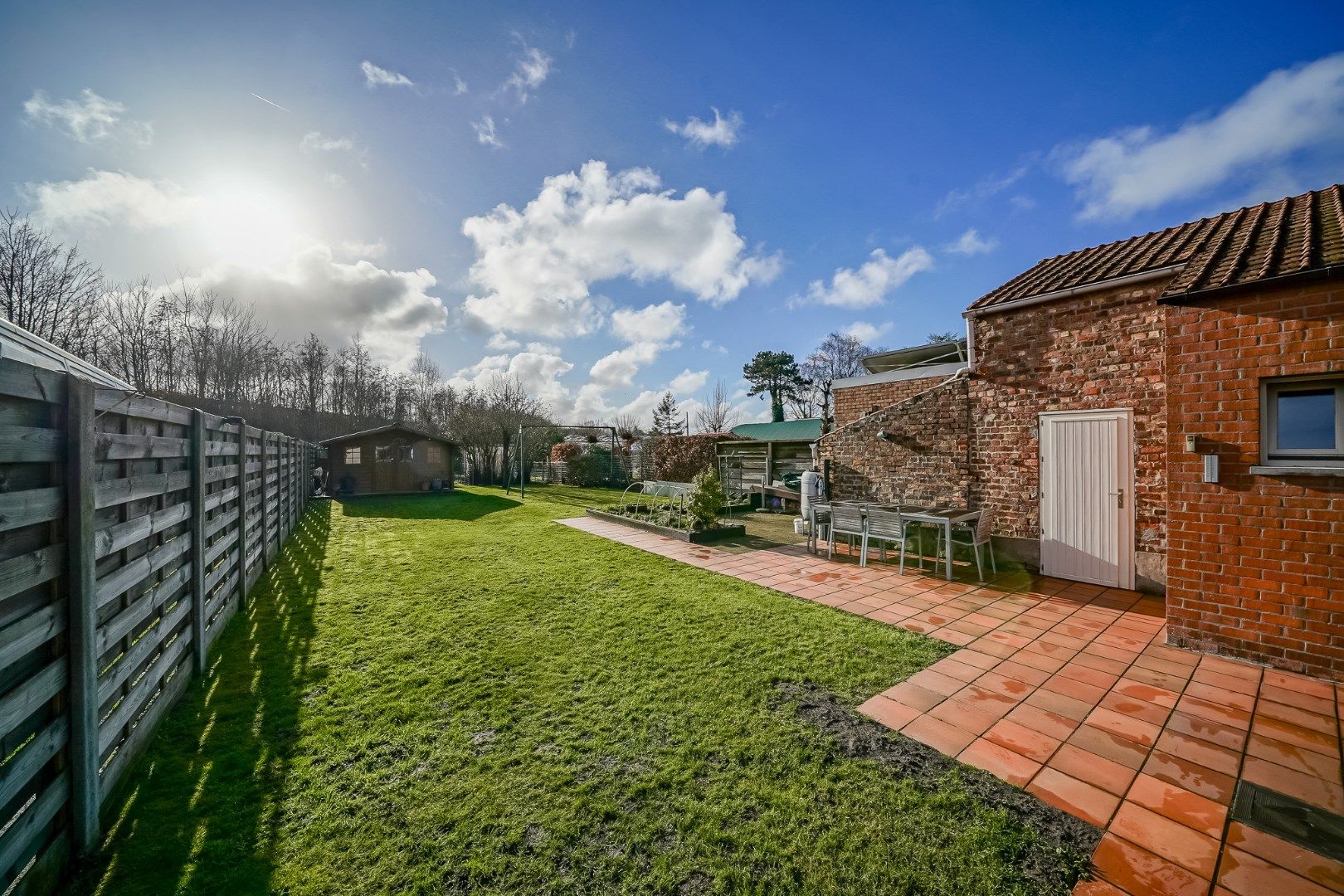 TE KOOP  instapklare woning met grote zonnige tuin en garage/loods. foto 3
