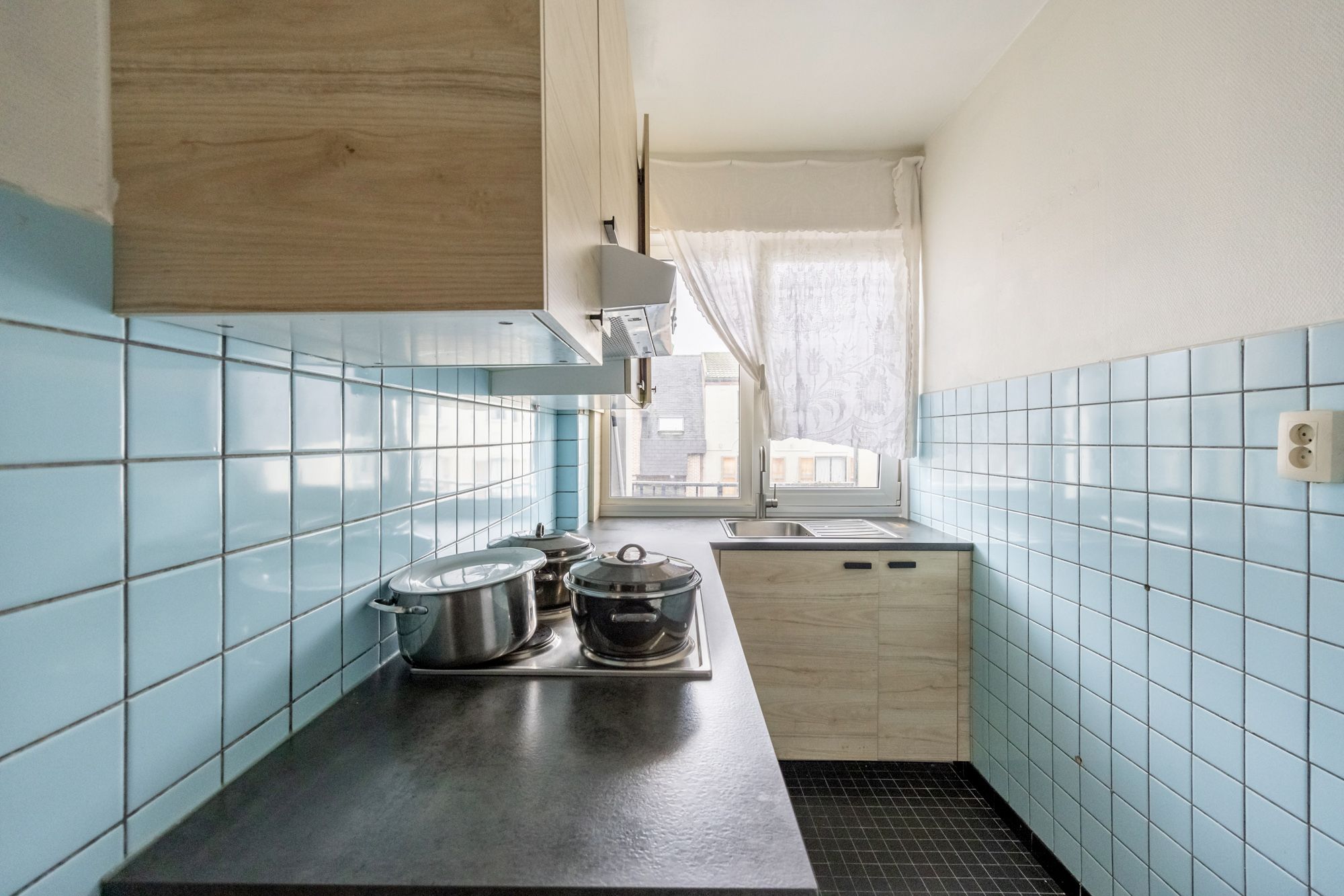 IDEALIS VASTGOED - CENTRAAL GELEGEN 2-SLPKMR APPARTEMENT IN HET CENTRUM VAN LEOPOLDSBURG! – Correct onderhouden appartement op de tweede verdieping (+-88m²) met een aangename leefruimte, aparte keuken, 2 slaapkamers, badkamer en apart toilet. Het appartement beschikt tevens over een lift en een privatieve kelder. Geschikt voor zij die zoeken naar betaalbaar wonen in het centrum van Leopoldsburg. foto 5