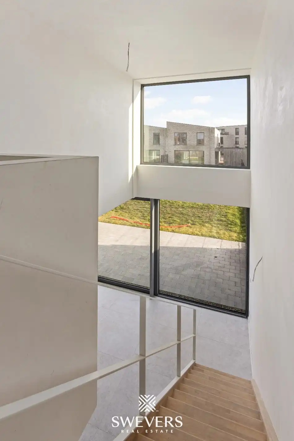 Moderne woning met open leefruimte en tuin foto 14