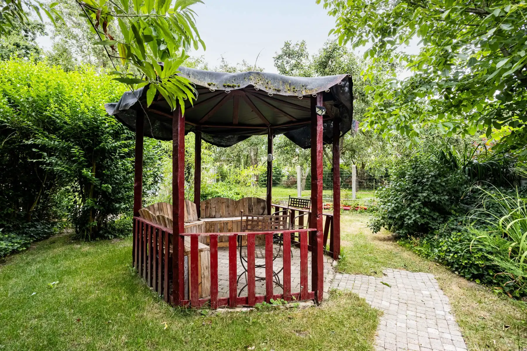Leuke half-open bebouwing met grote tuin! foto 14