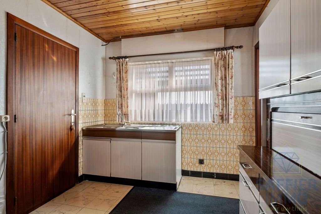 Ruime woning met loods op een perceel van 2200m². foto 11