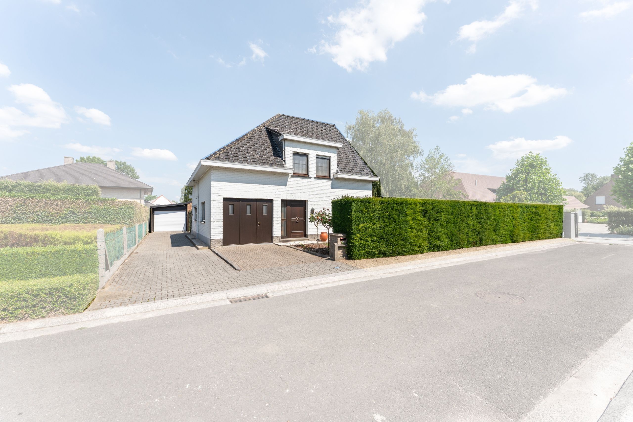 Charmante op te frissen woning met atelier in residentiële buurt foto 2