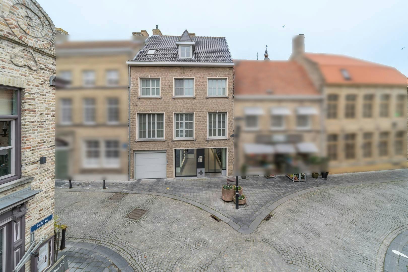 Riante woning met handelsgelijkvloers te koop in het centrum van Veurne. foto {{pictureIndex}}