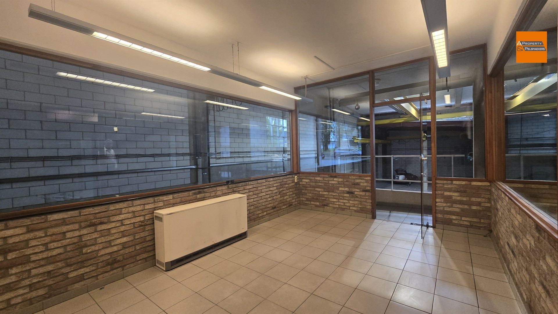 Groot Magazijn/Atelier (1050 m²) met Kantoorruimte (140 m²) te Laken (Mutsaard) foto 15