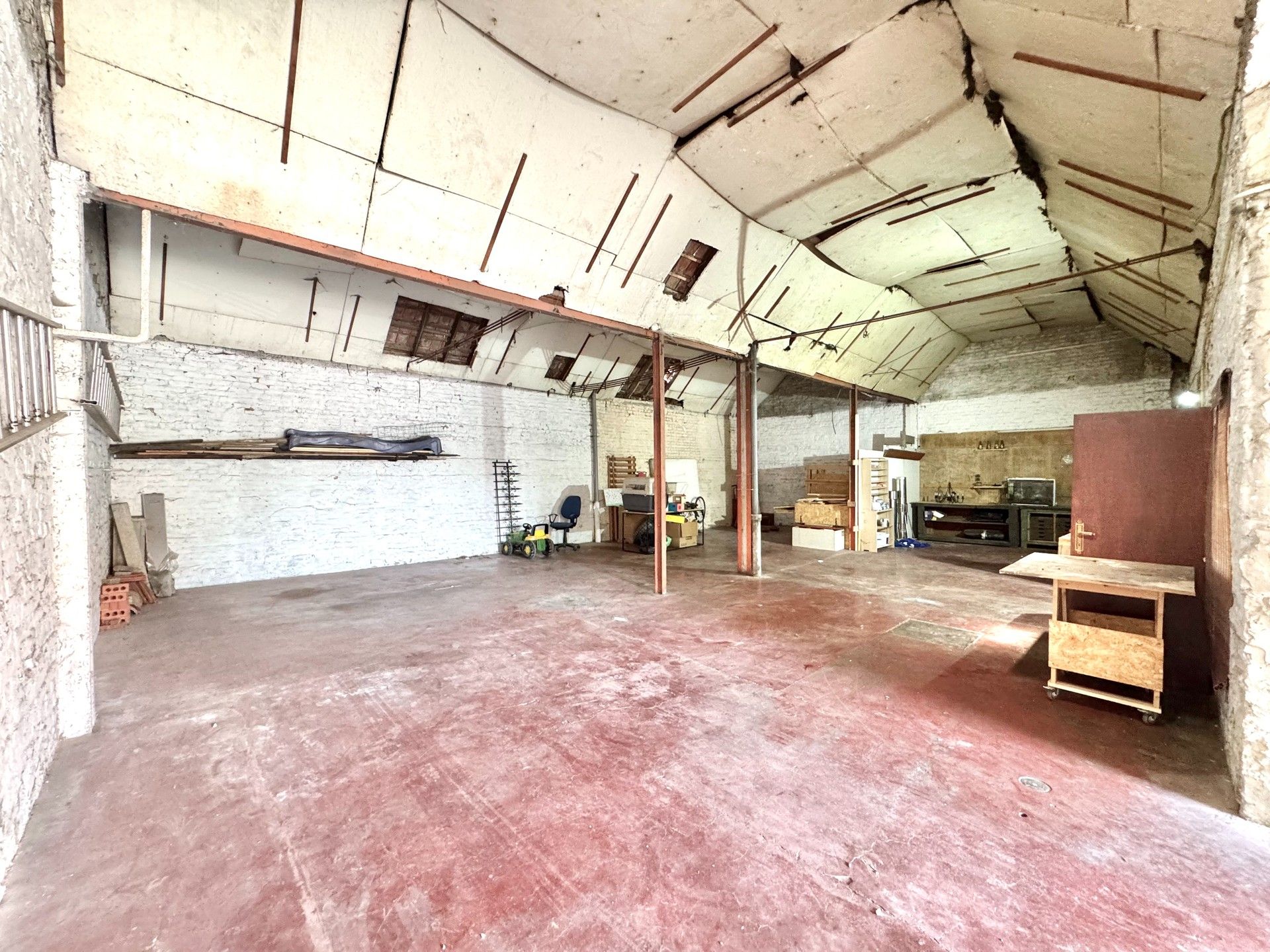 HALFOPEN WONING MET MAGAZIJN OP 562 M² foto 10