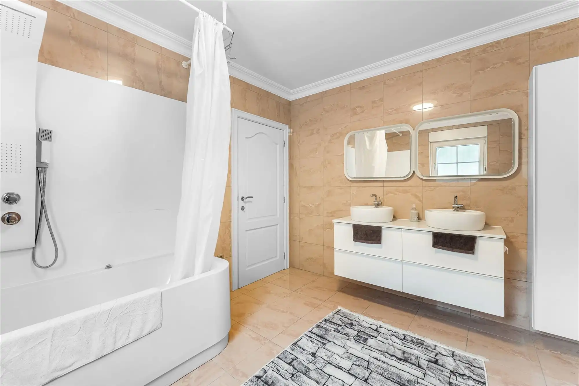 ZEER RUIME, GOED ONDERHOUDEN WONING (269M²) MET 4 SLAAPKAMERS EN RUIME GARAGE OP EEN PERCEEL VAN 10ARE TE BEVERLO foto 17