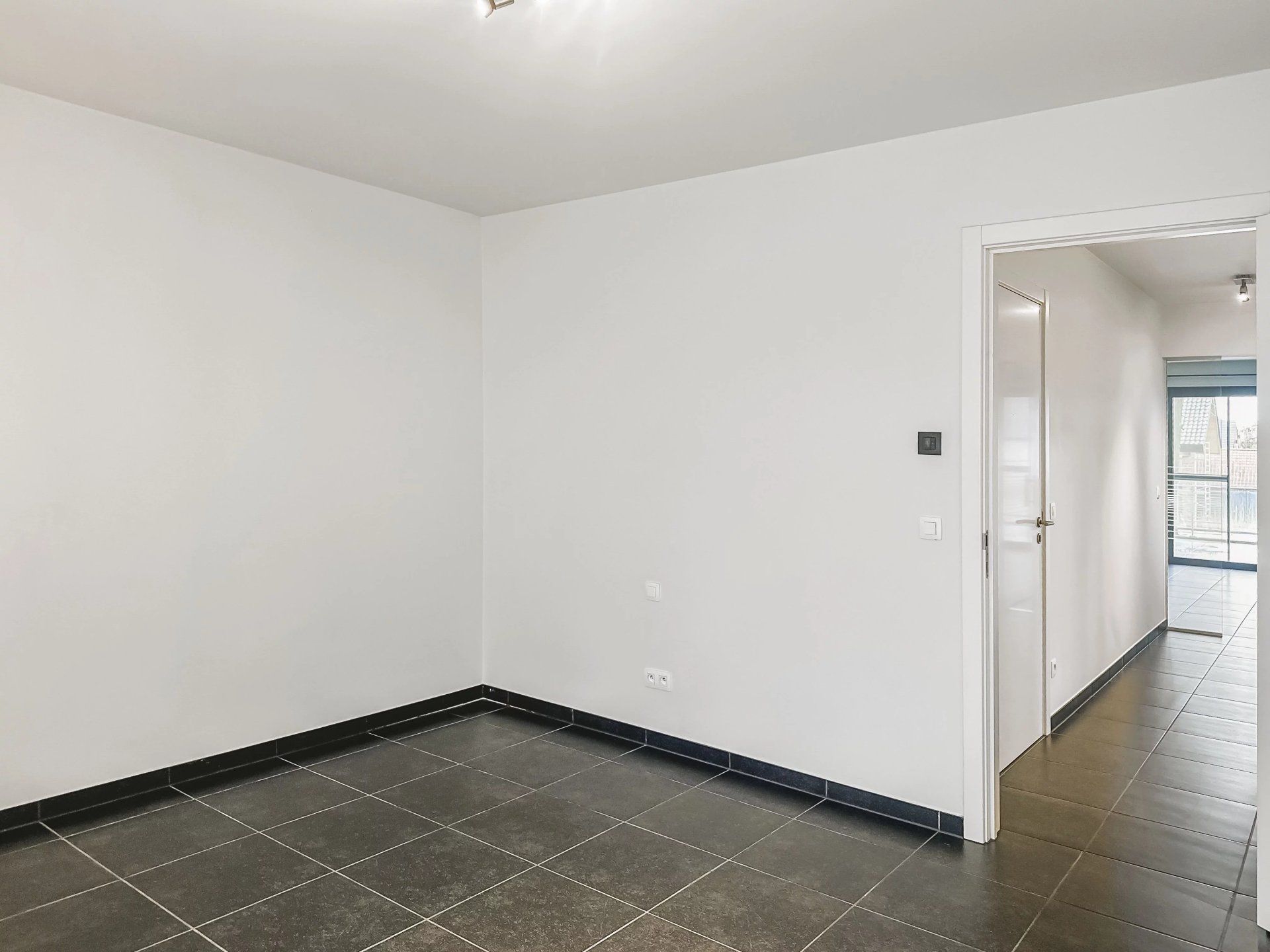 Zeer ruim instapklaar appartement met open uitzicht – 2 slpk – groot terras – garagebox + berging foto 9