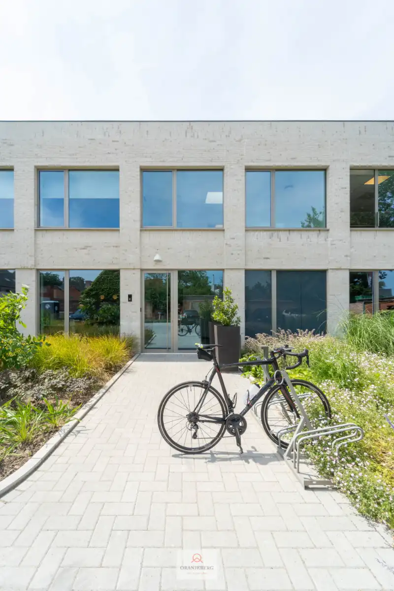 Polyvalente kantoorruimte of praktijkruimte van 193 m² + parkeerplaatsen foto 28