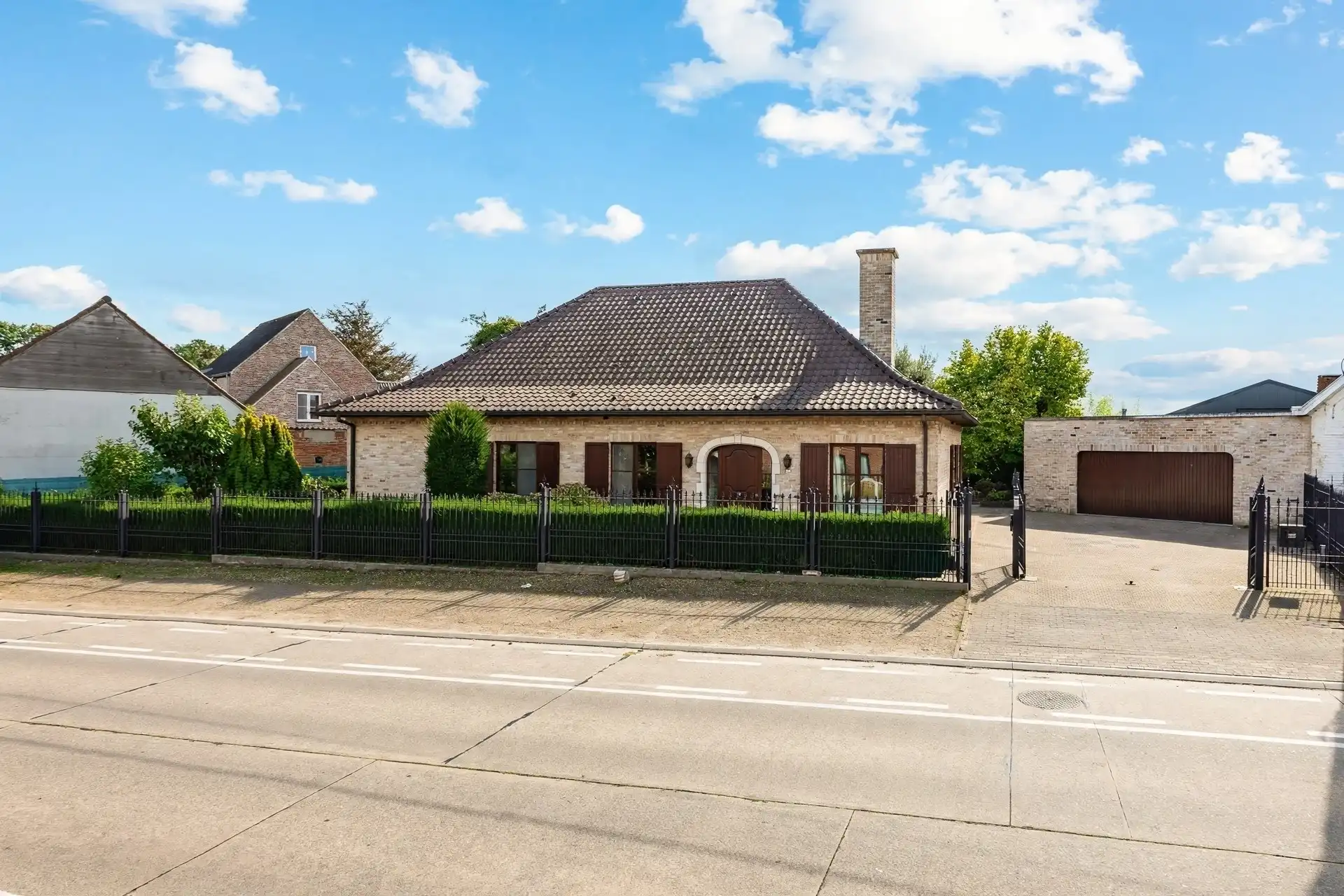 Mooie vrijstaande woning met 4 slaapkamers en grote garage in Wetteren foto {{pictureIndex}}