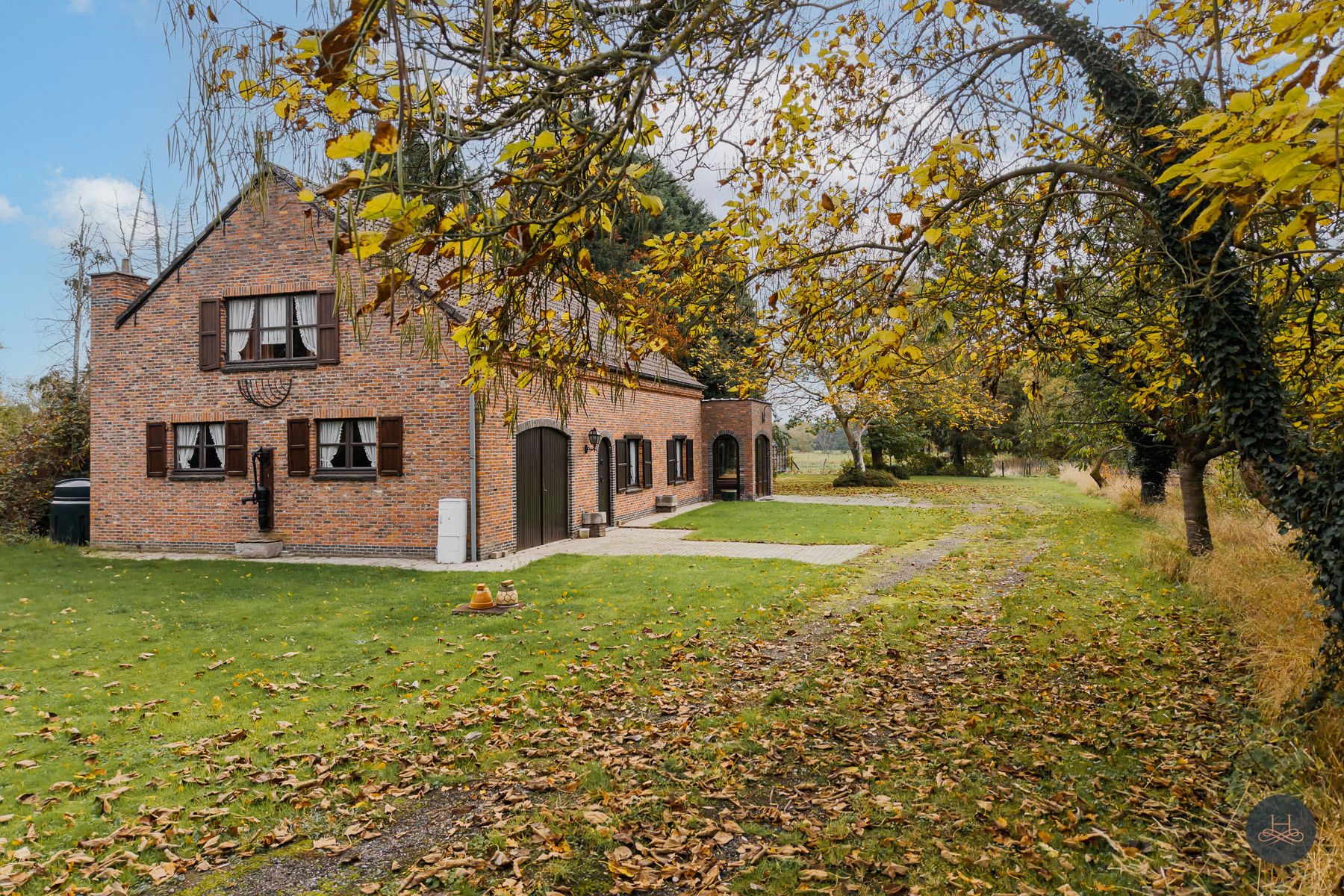 Groen, rustig gelegen woning op 1.71 ha tussen de weilanden foto 3