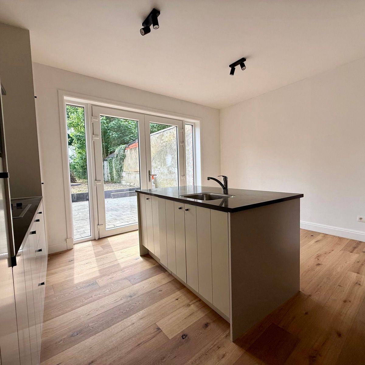 Gerenoveerde stadswoning met 3 slpks en riante tuin foto 2