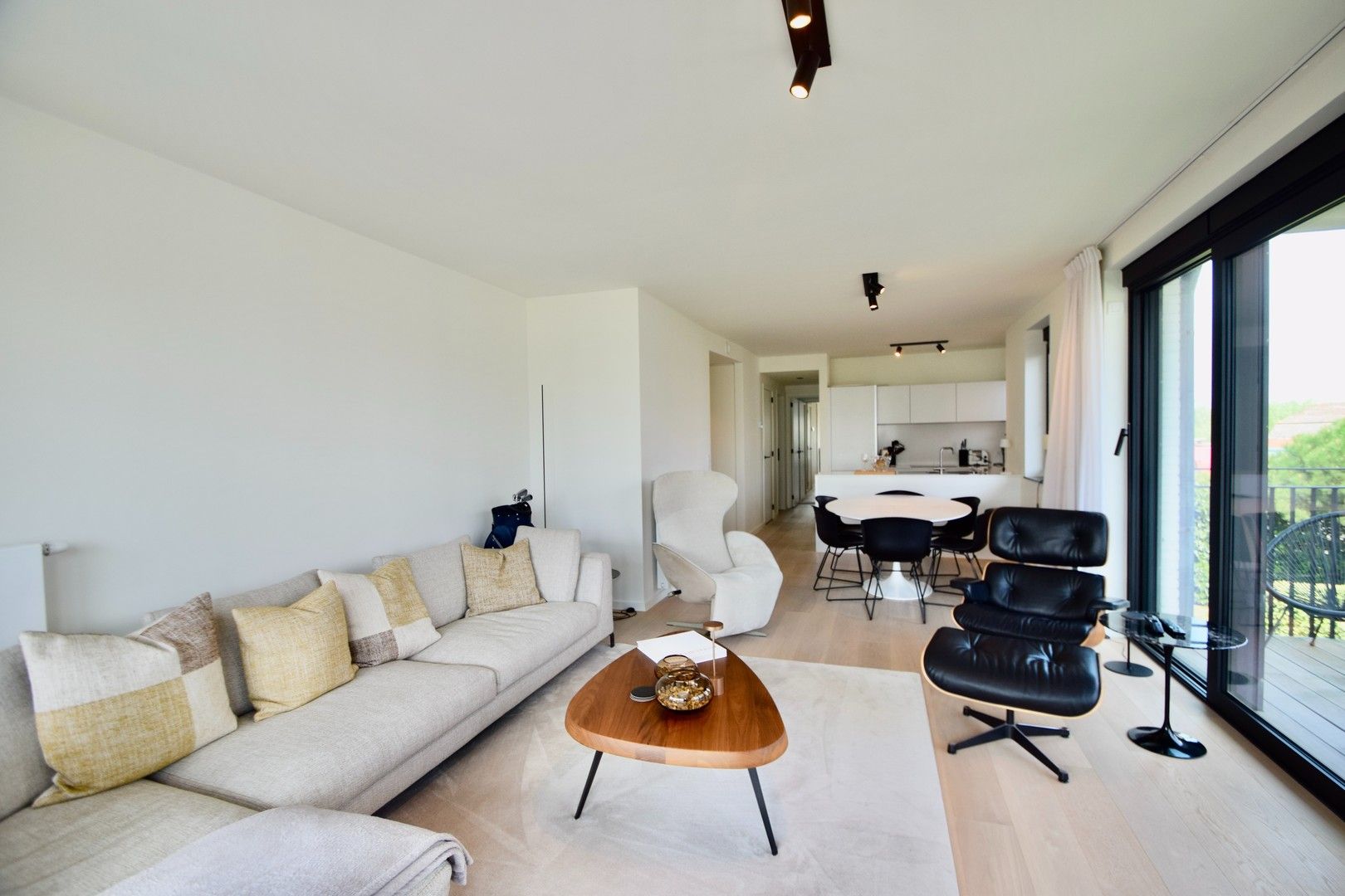 Hoekappartement te huur in Duinenwater met een prachtig zonneterras genietend van het frontaal meerzicht. foto 2
