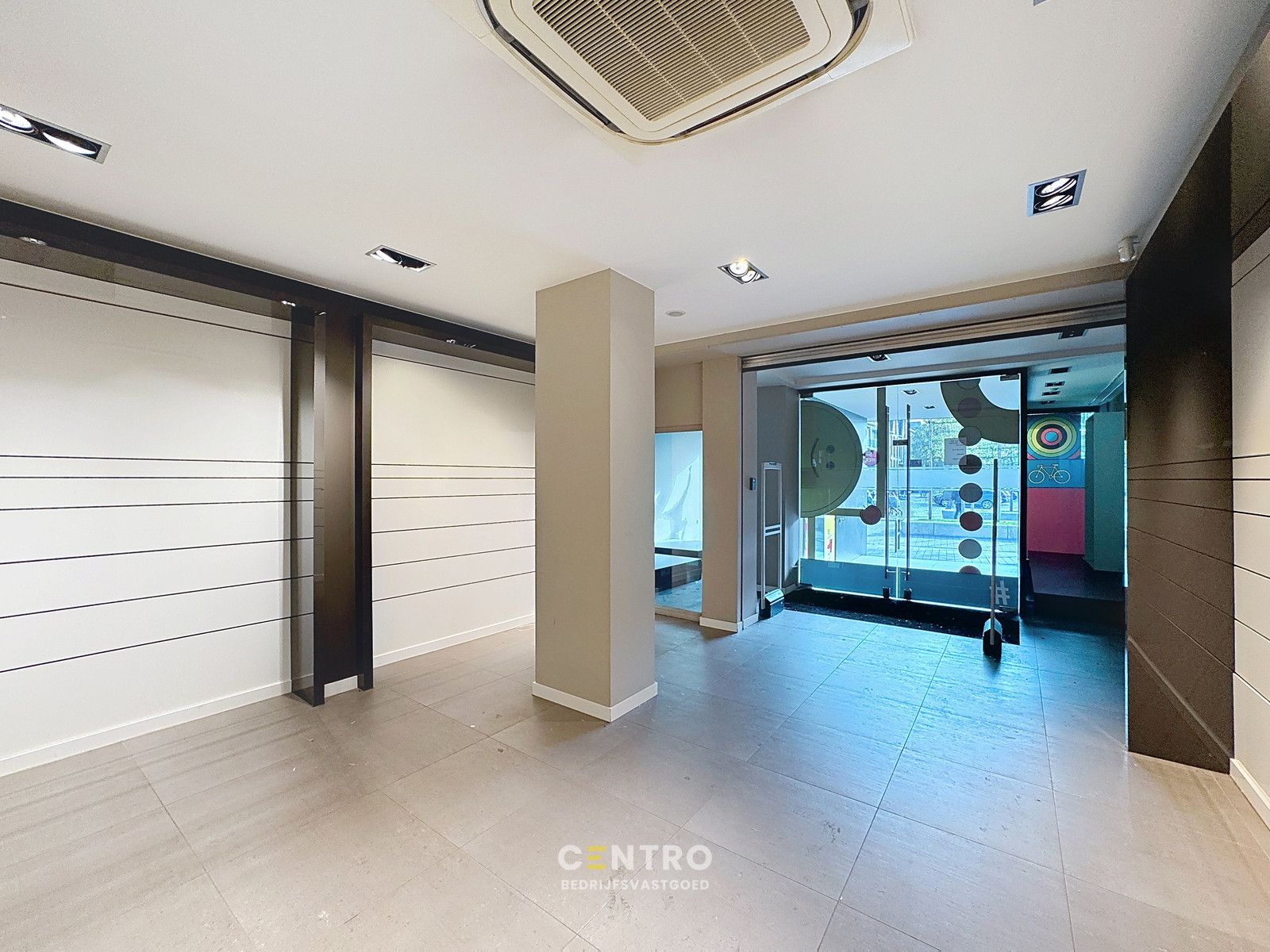 Handelsgelijkvloers op TOPligging (Grote Markt/Ooststraat) te Roeselare! foto 4