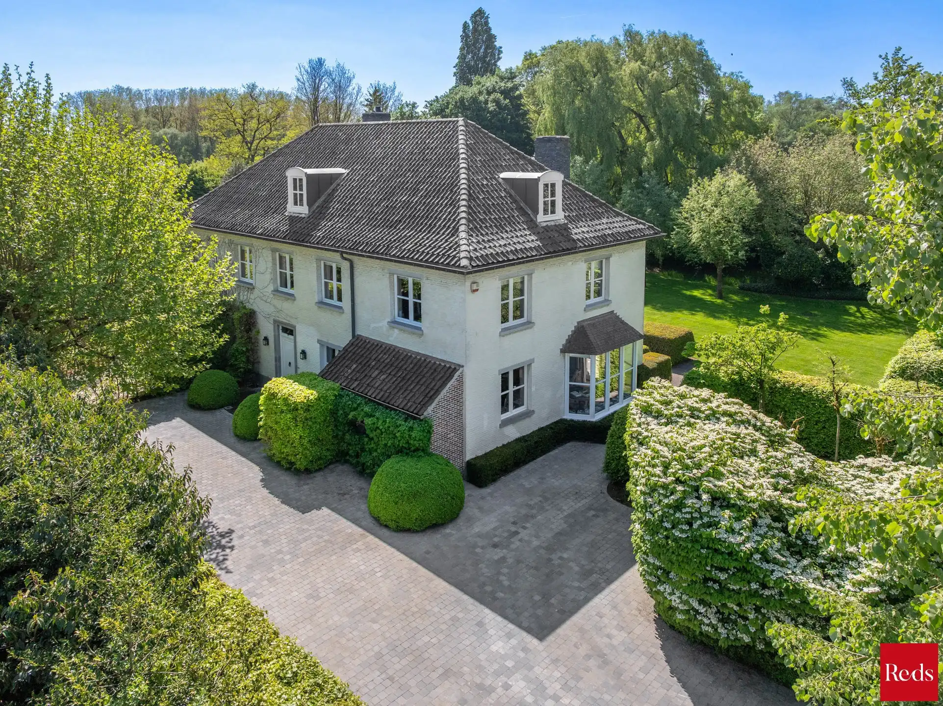 Statige luxevilla op royaal perceel van 3.877 m² met zwembad foto 5