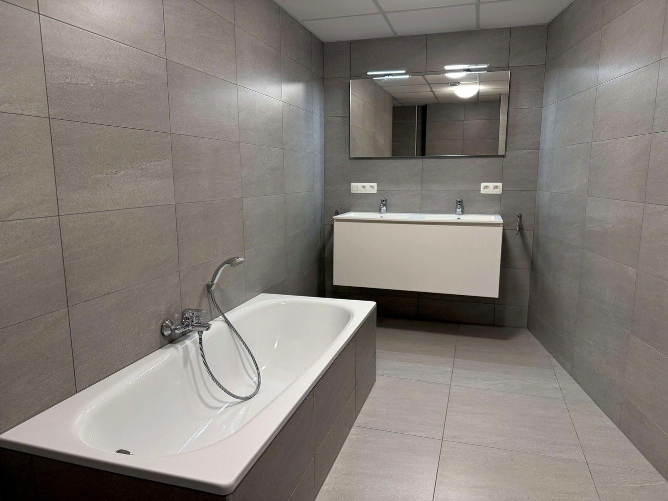 Nieuwbouwappartement met 3 slaapkamers, groot terras en autostaanplaats te huur in centrum Leuven foto 9