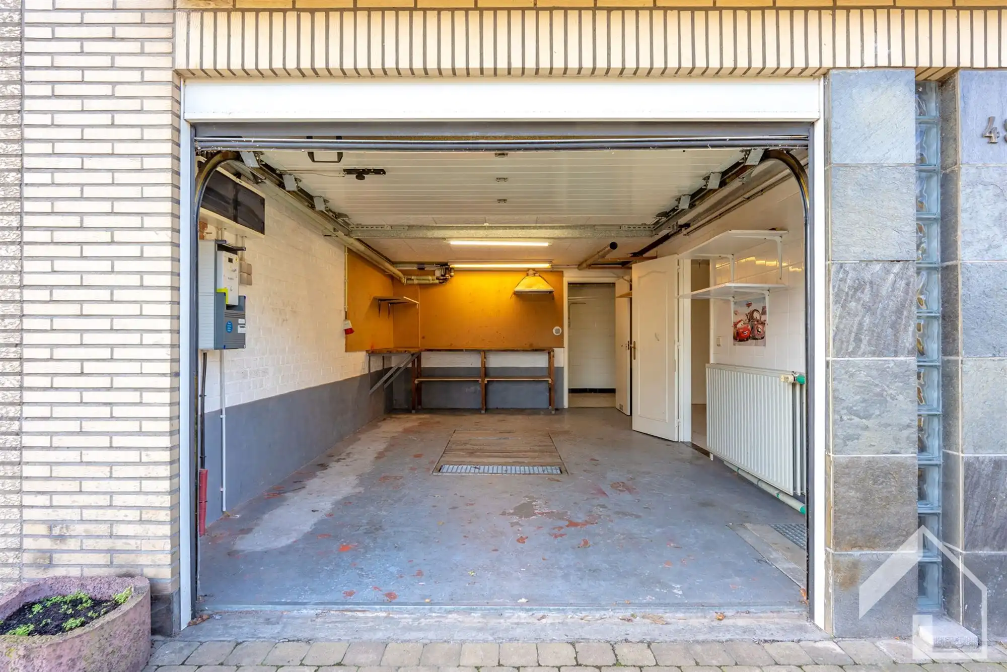 Op te frissen gezinswoning in centrum Stabroek foto 3