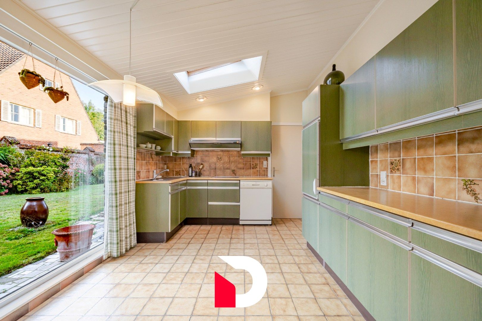 Deze statige halfopen woning is gelegen op een steenworp van de Markt te Eernegem. foto 7