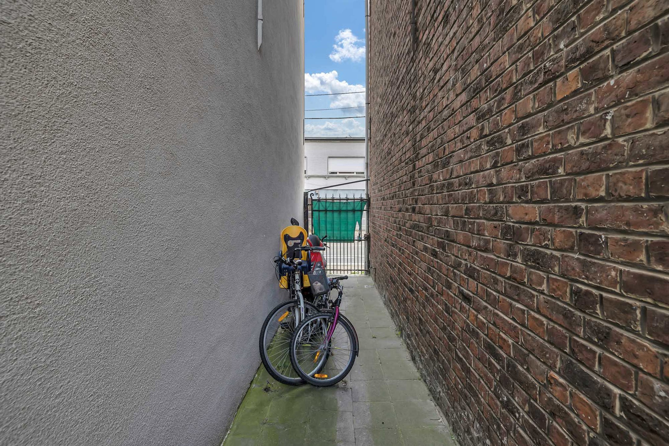 Op te frissen/te renoveren woning op strategische locatie foto 24
