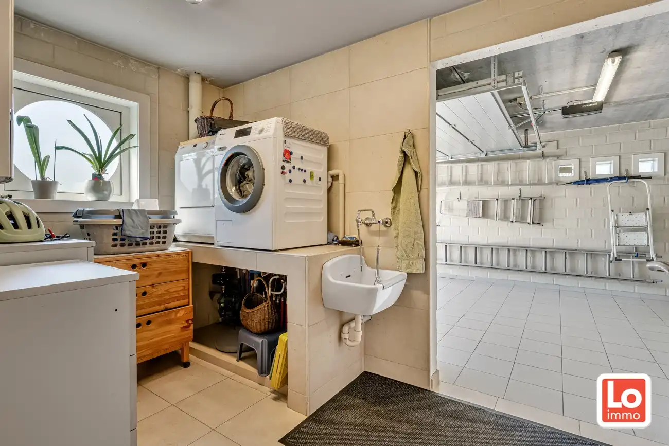 Instap klare open woning met ruime inpandige garage en gezellige tuin op een rustige locatie en toch nabij het centrum van Lochristi! foto 22