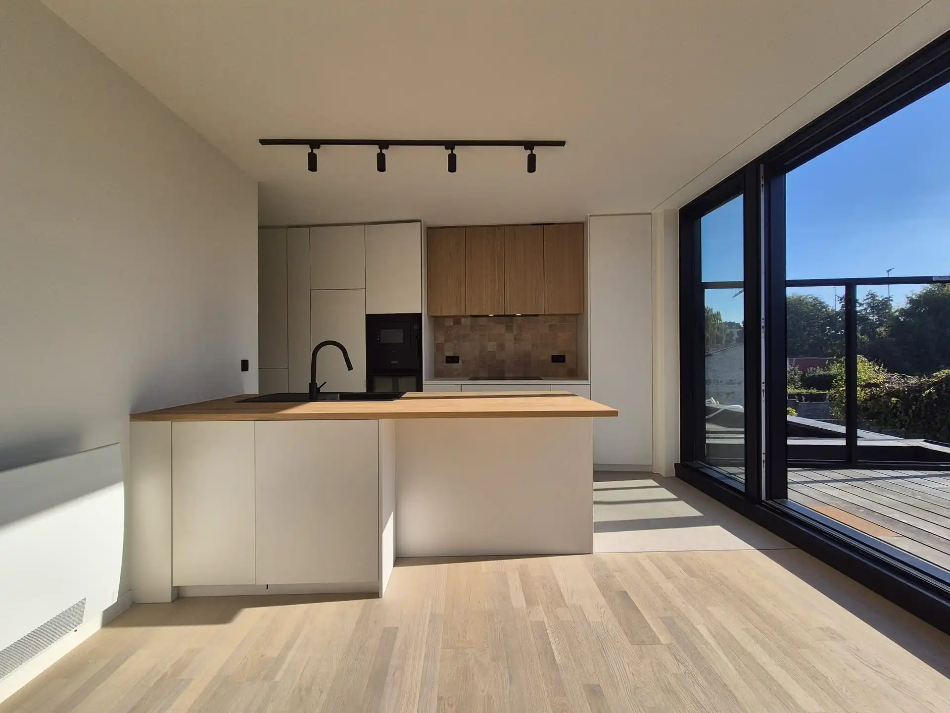 Ruime en luxueus afgewerkte duplex met 4 slaapkamers, terras en tuin. foto 5
