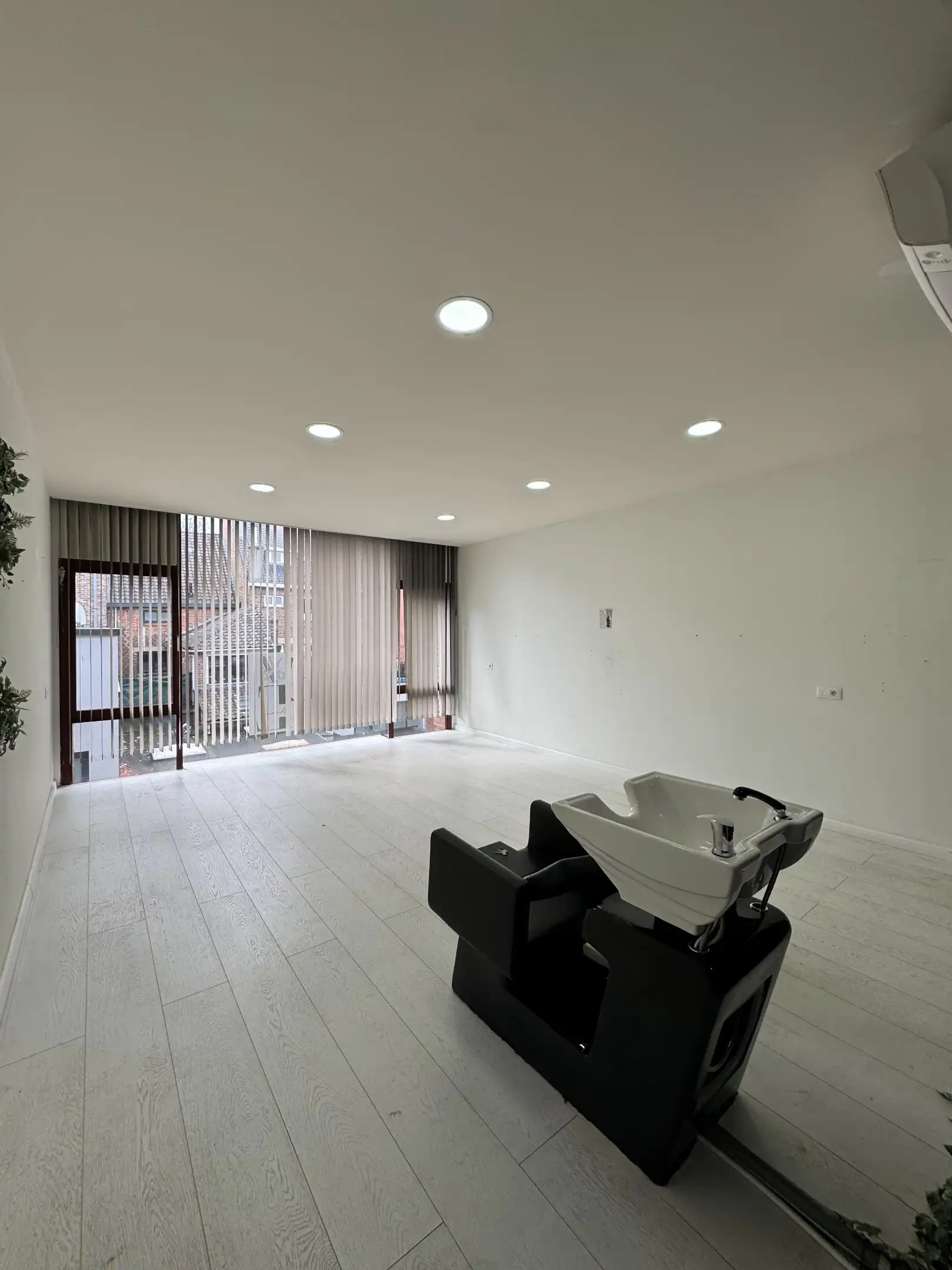 Handelsruimte in het hartje van Genk foto 6