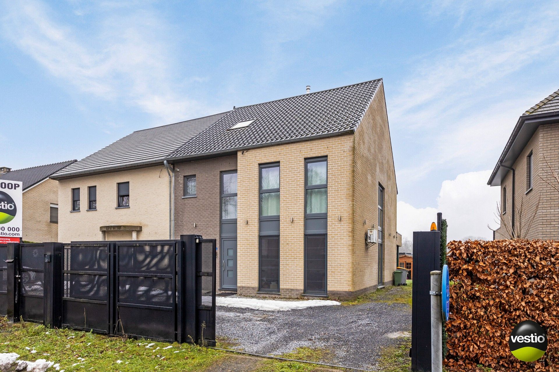 Zeer ruime en recente halfopen bebouwing met 4 slaapkamers, 2 badkamers én ruime zolder te Maasmechelen foto 1