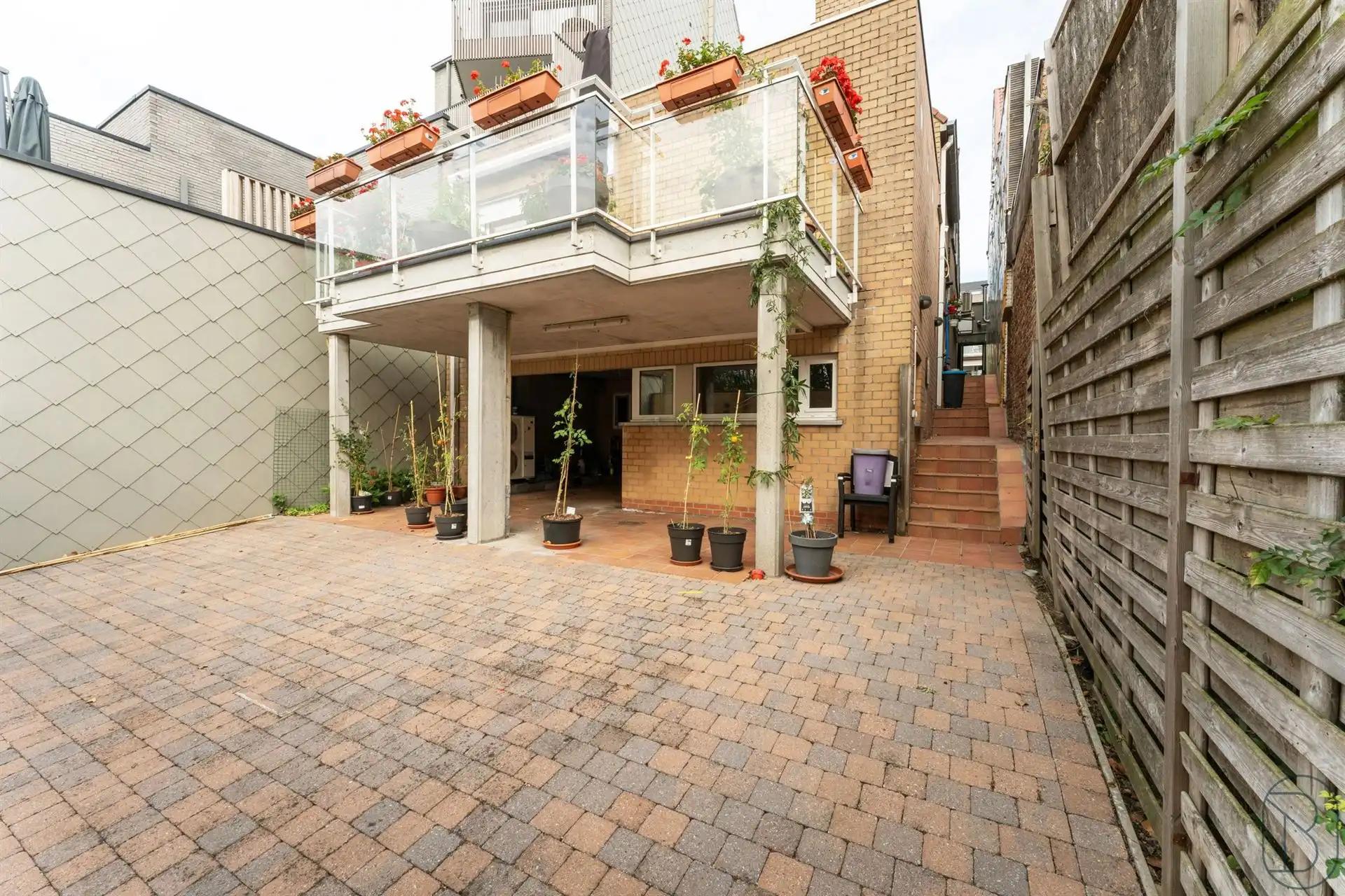Vernieuwde handelszaak met woonst, en grote garage foto 24