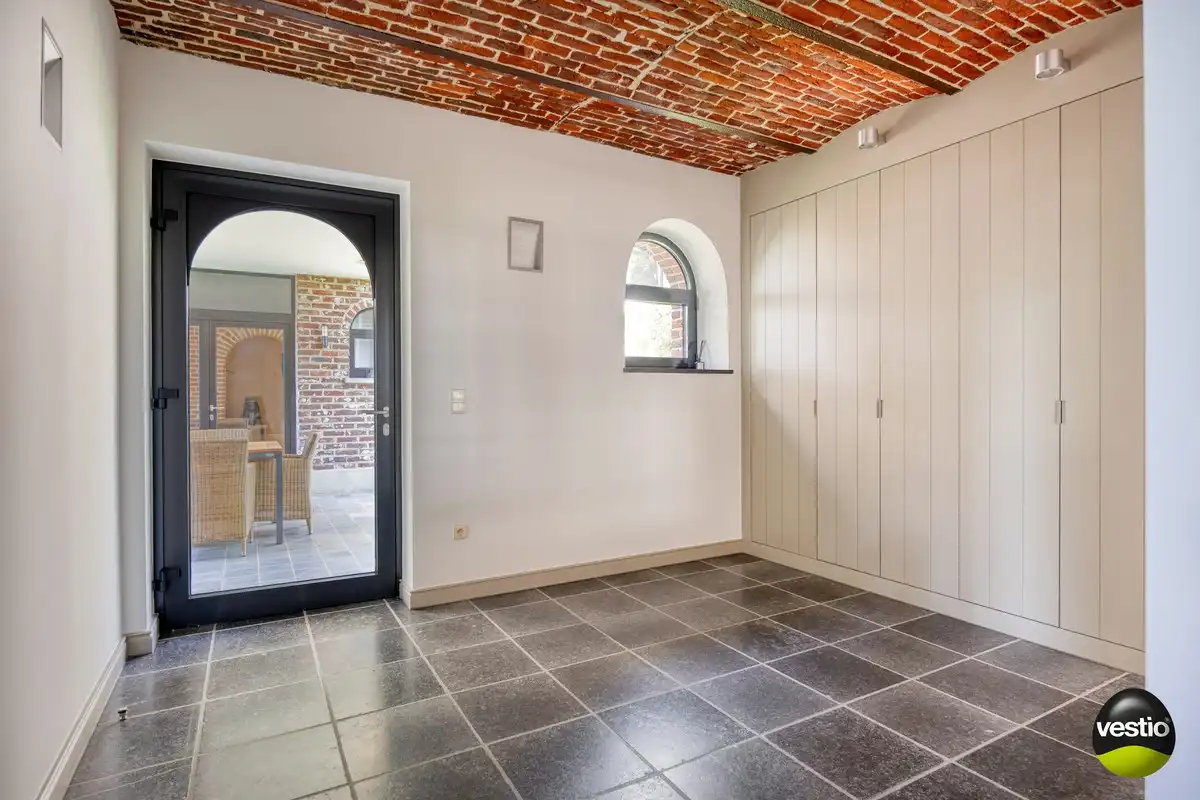 EXCLUSIEVE HOEVE MET MEERDERE WOONGEDEELTES, ATELIER, STALLING en AANPALENDE WEIDE OP CA. 1,6 HECTARE NABIJ DOMEIN NIEUWENHOVEN. foto 37