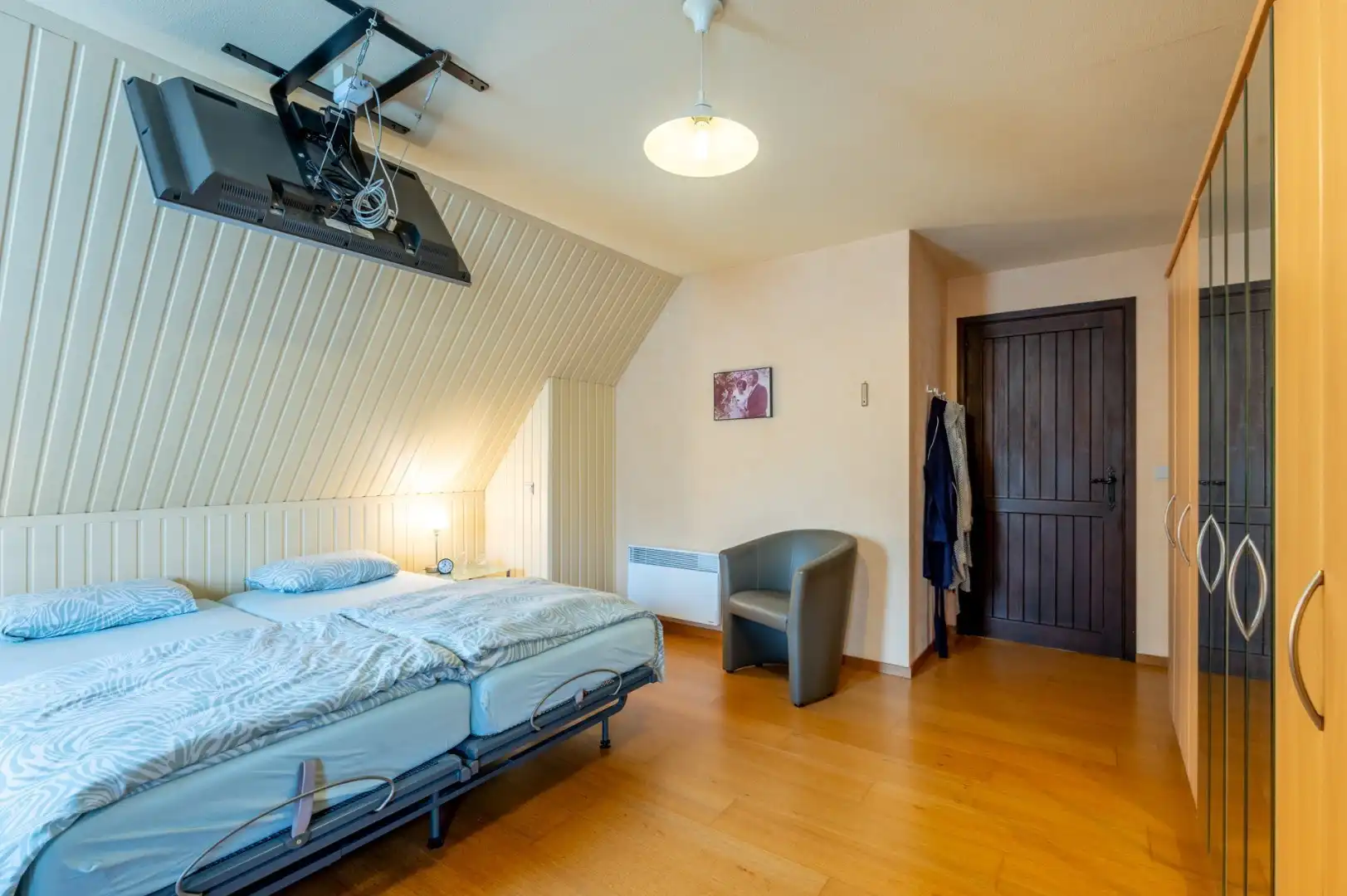 Villa met 3 kamers, 20 zonnepanelen en een dubbele garage op 800 m² foto 15