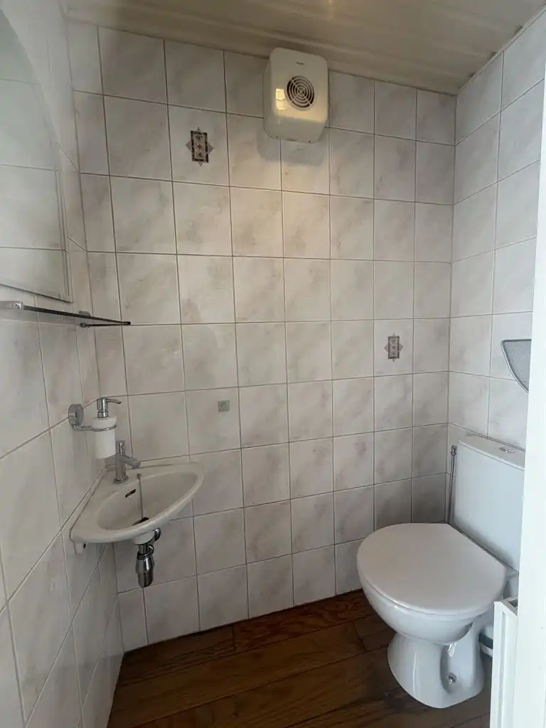 Vrijstaande splitlevelwoning met 3 (+1)slaapkamers, inpandige garage en carport, overdekt terras en omheinde tuin, gunstig gelegen nabij het centrum van Maaseik. foto 17
