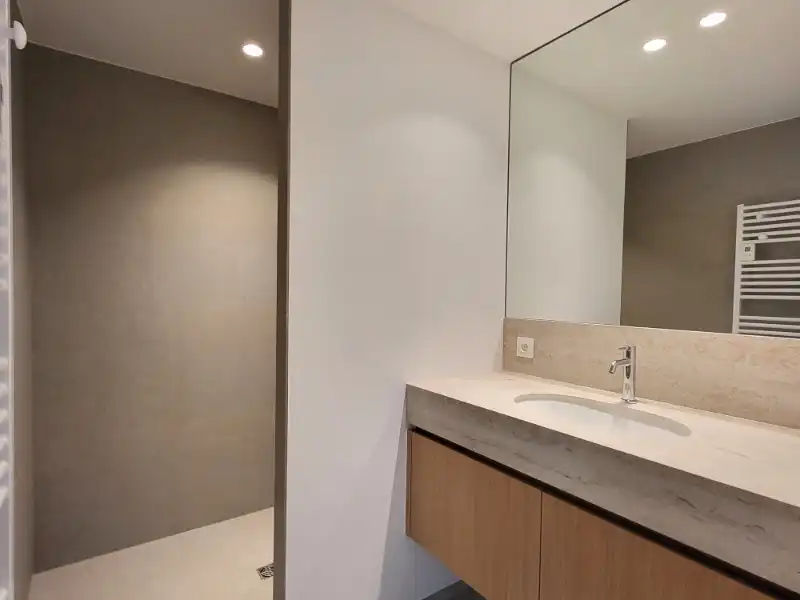 Prachtig gerenoveerd hoekappartement met 3 slaapkamers te koop foto 9
