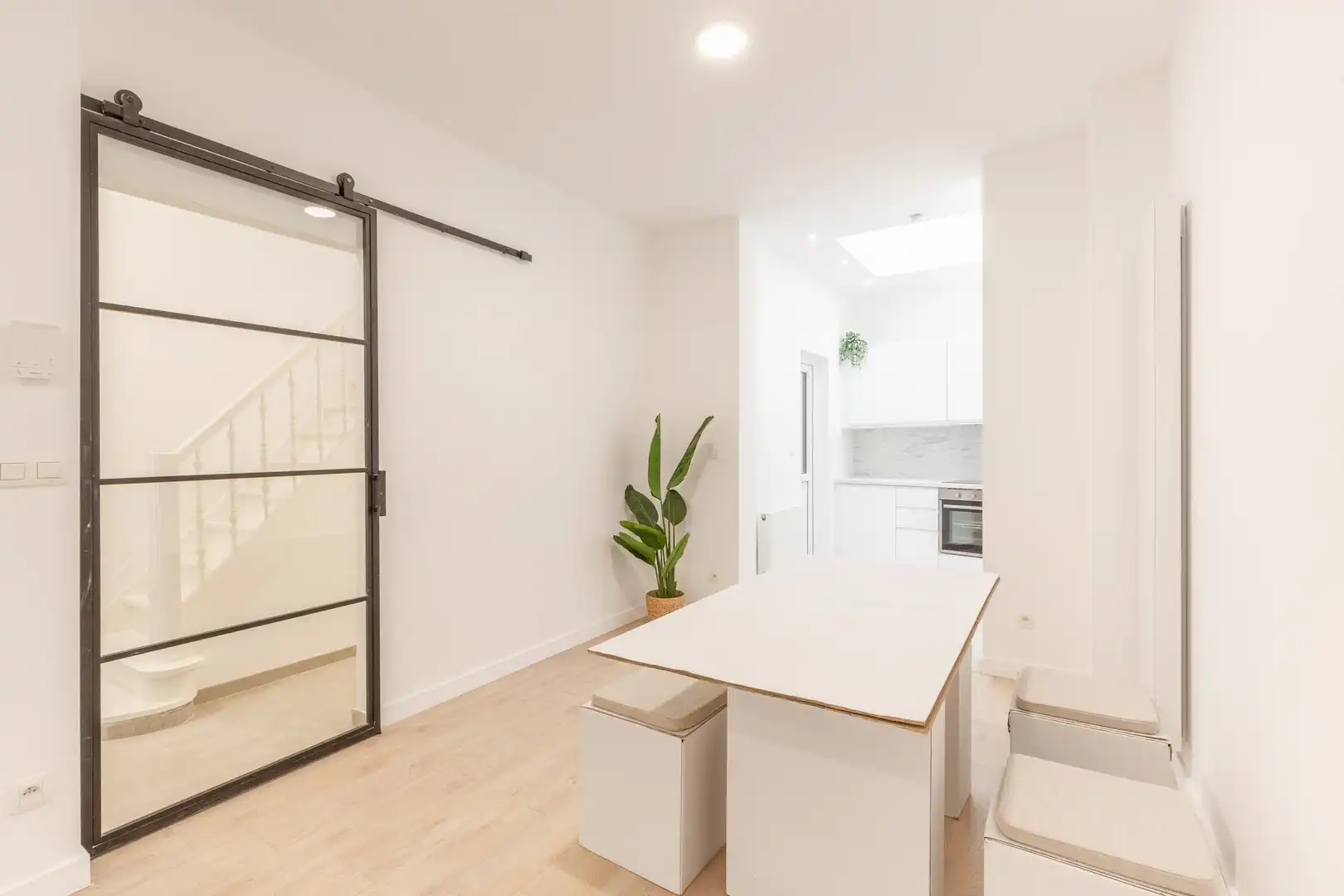 Grondig gerenoveerde woning met 3 slpks foto 4