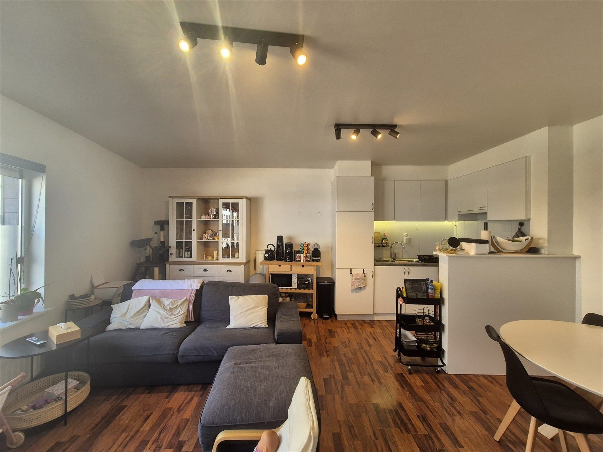 Centraal gelegen instapklaar 2 slaapkamer appartement foto 2