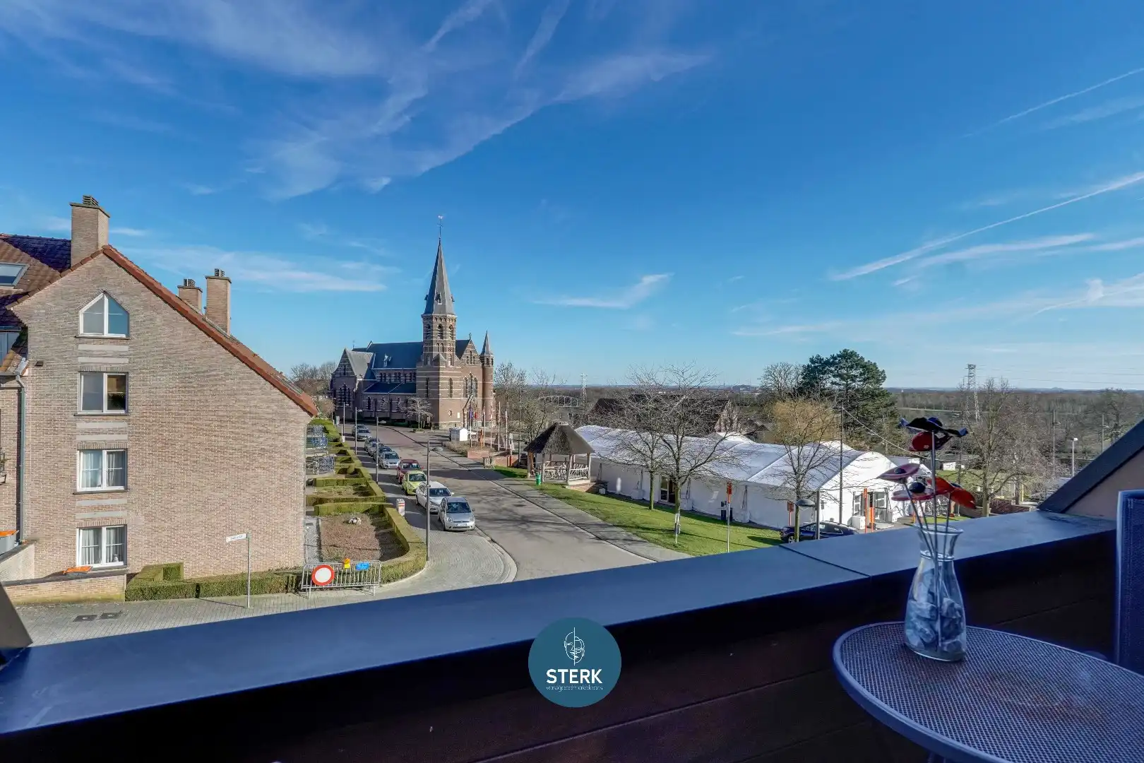 APPARTEMENT MET 2 SLPKS OP EEN GUNSTIGE LOCATIE TE GELLIK-LANAKEN !  foto 3