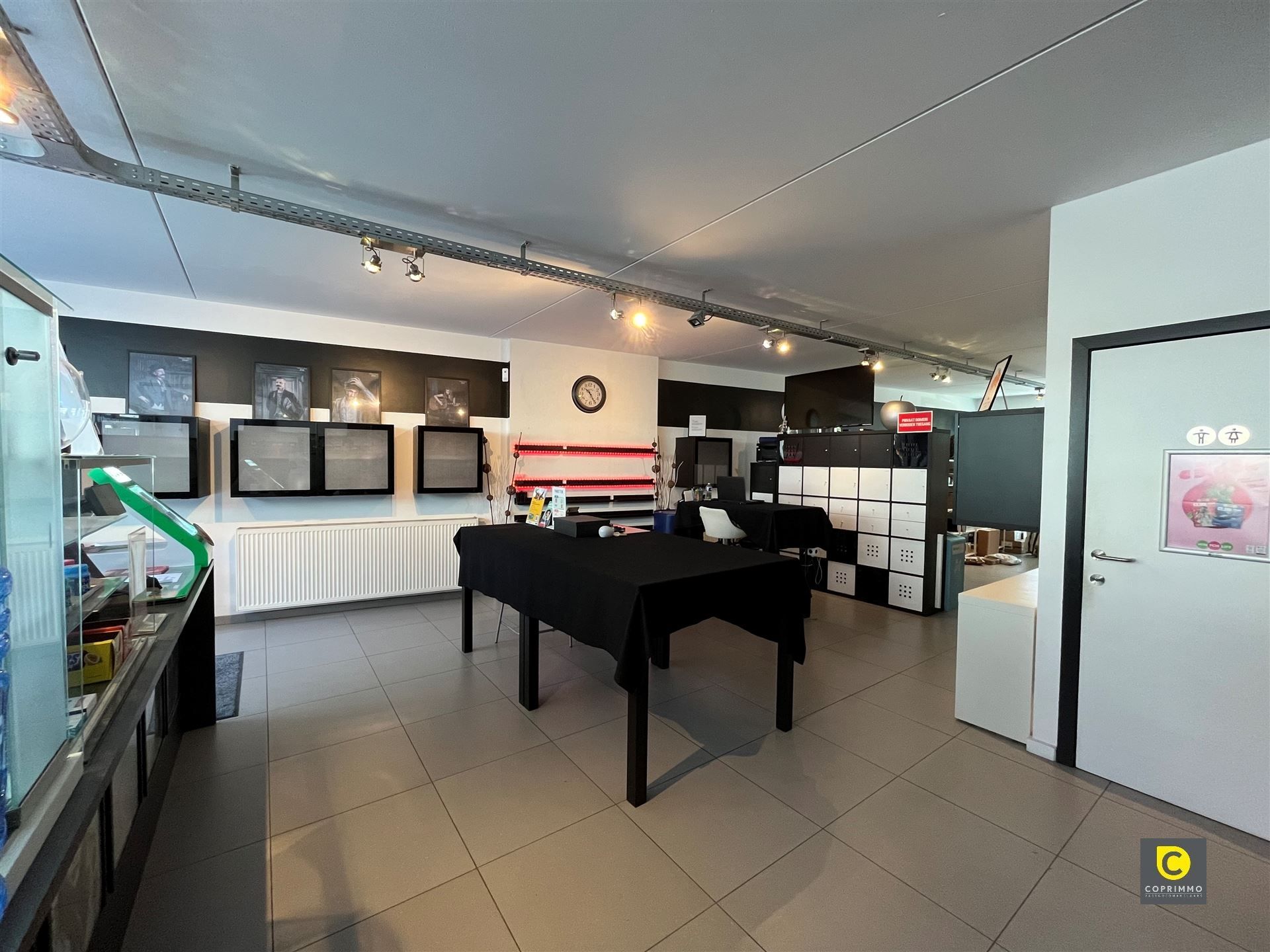 Handelsruimte met twee P foto 3