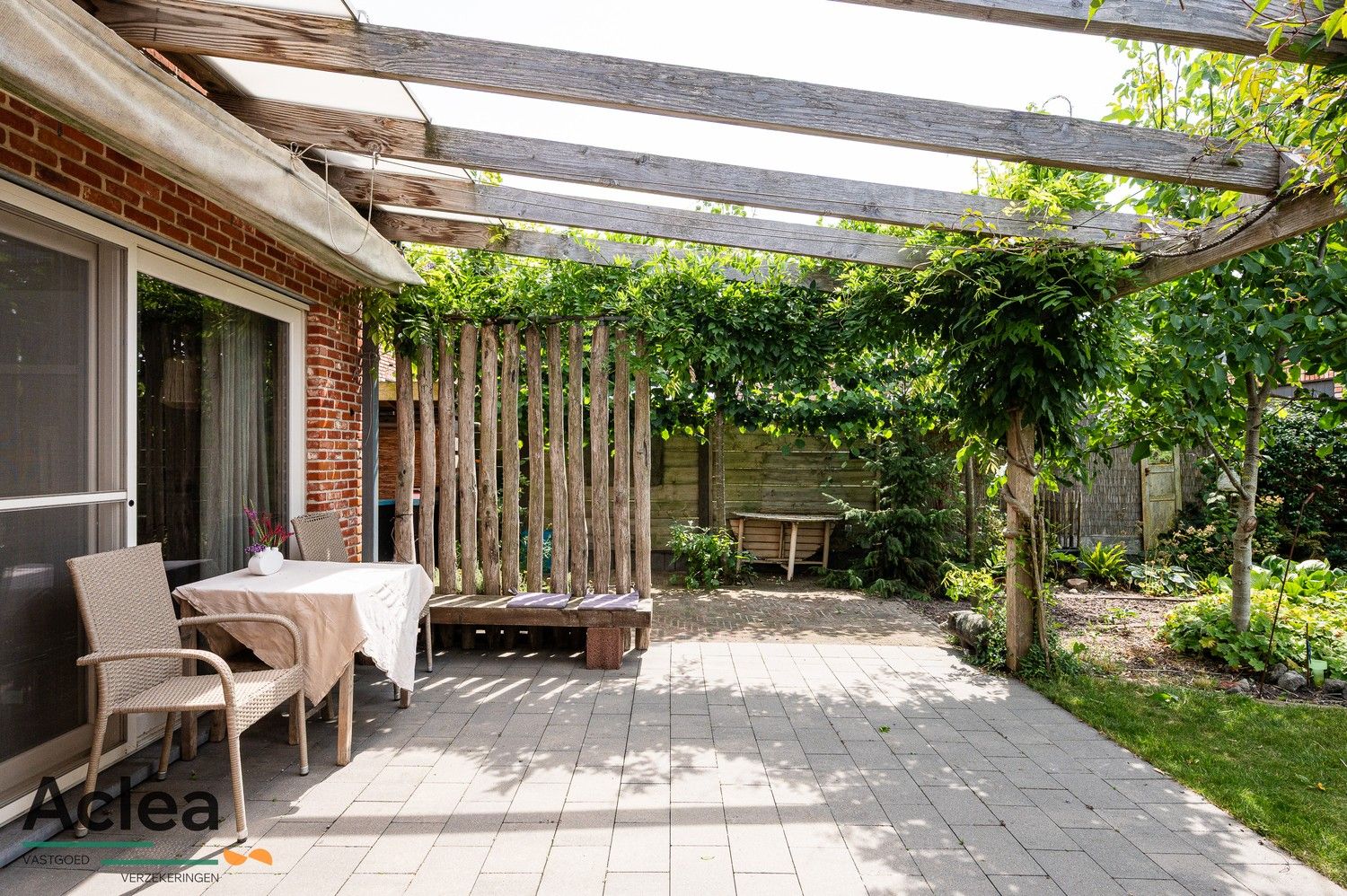 Halfopen bebouwing met weelderige tuin foto 33
